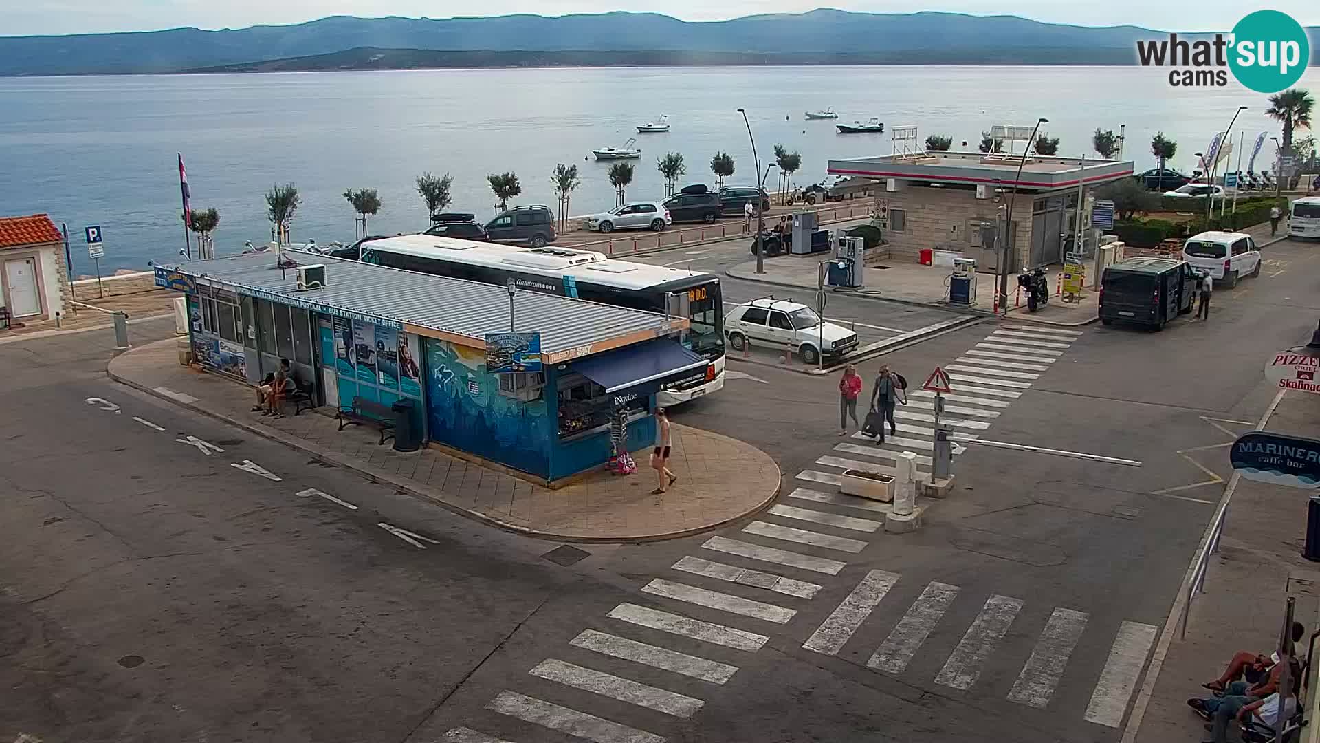 Spletna kamera Bol – Center mesta in marina v živo