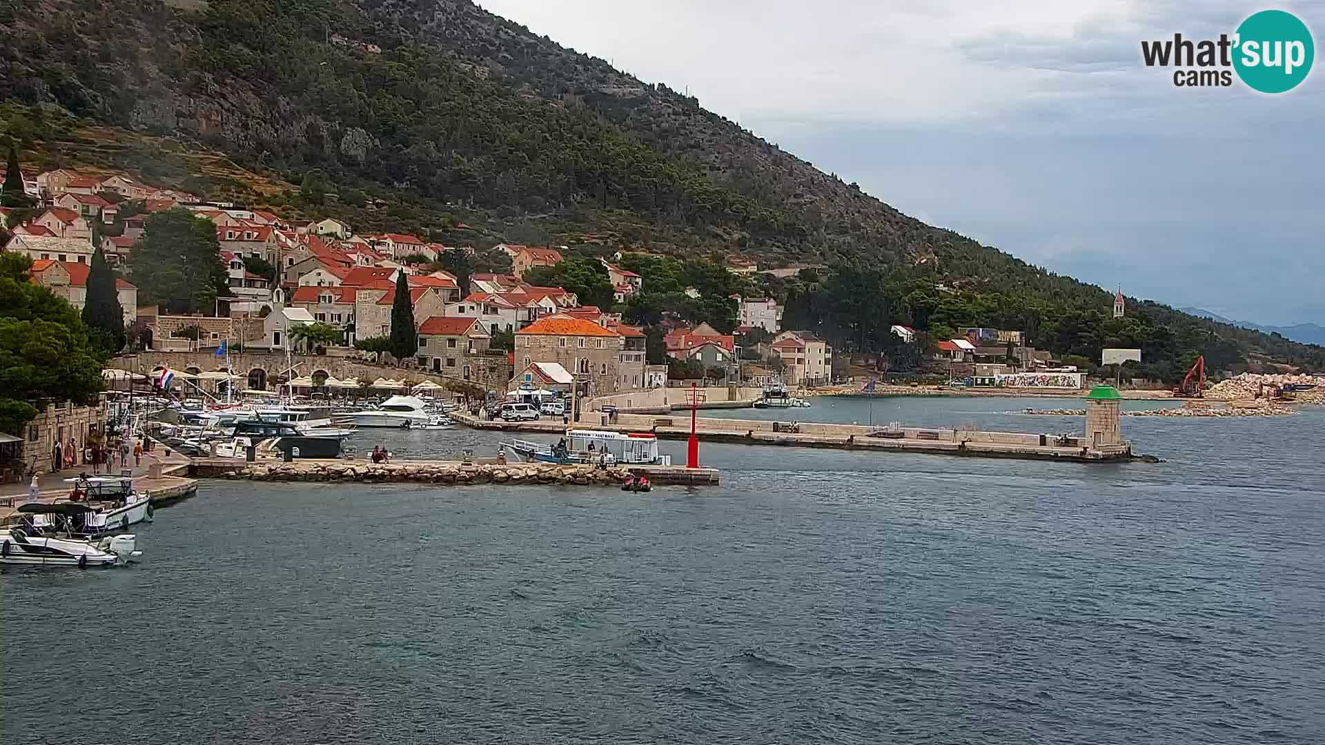 Web kamera Bol – Centar mjesta i marina | Pogled uživo