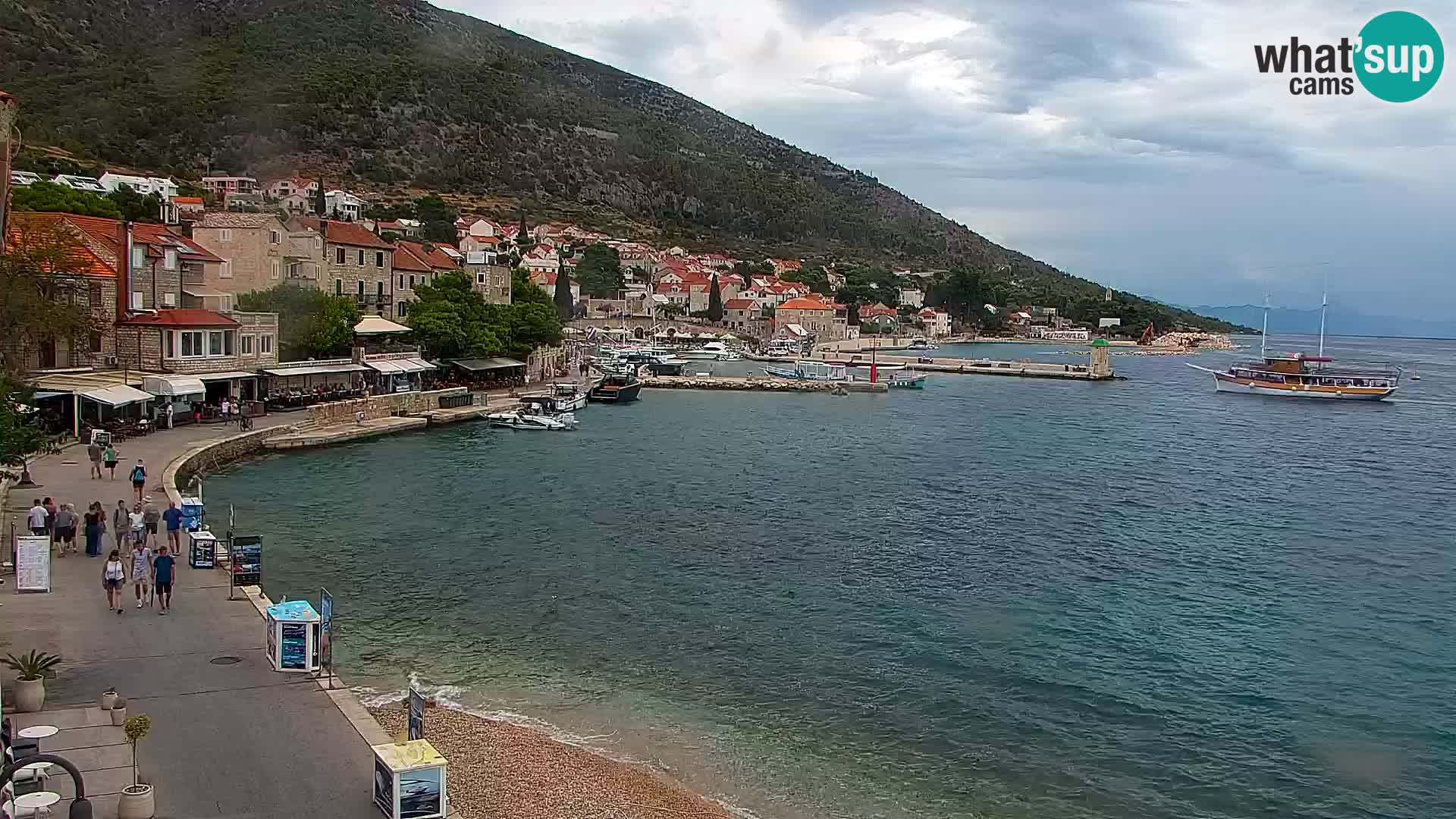 Web kamera Bol – Centar mjesta i marina | Pogled uživo