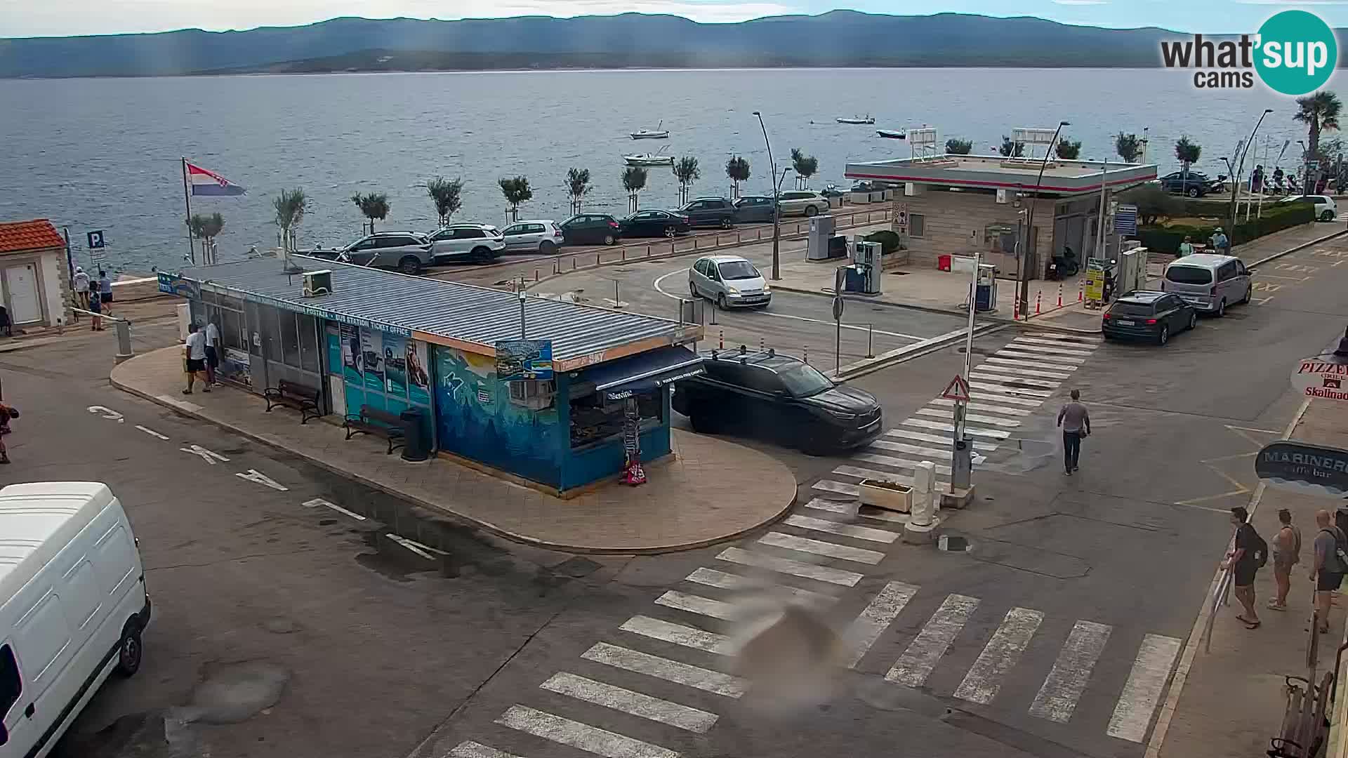 Spletna kamera Bol – Center mesta in marina v živo