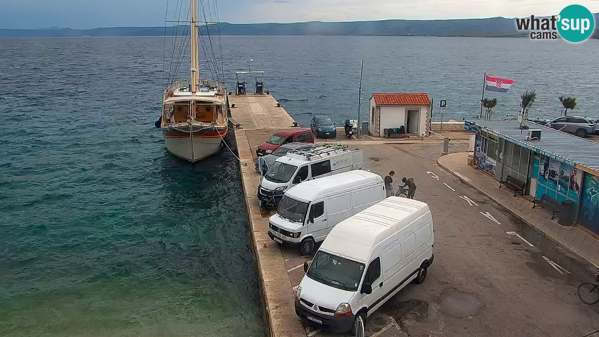Spletna kamera Bol – Center mesta in marina v živo