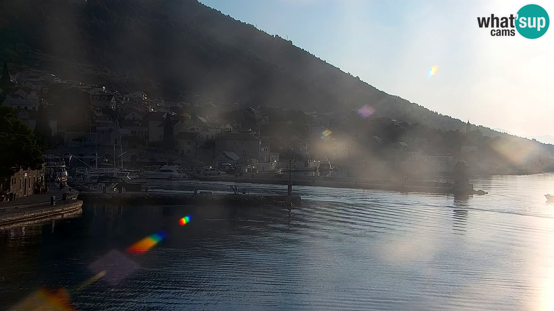 Spletna kamera Bol – Center mesta in marina v živo