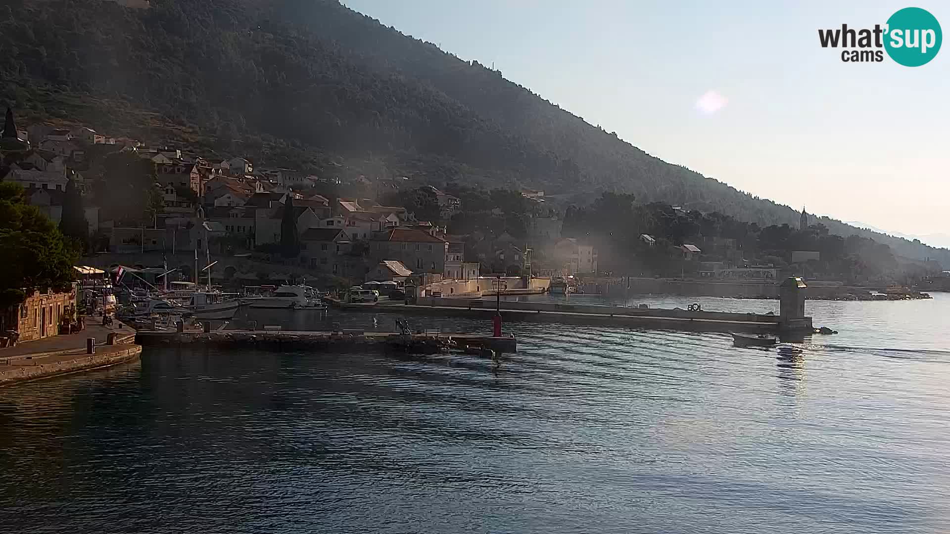 Web kamera Bol – Centar mjesta i marina | Pogled uživo