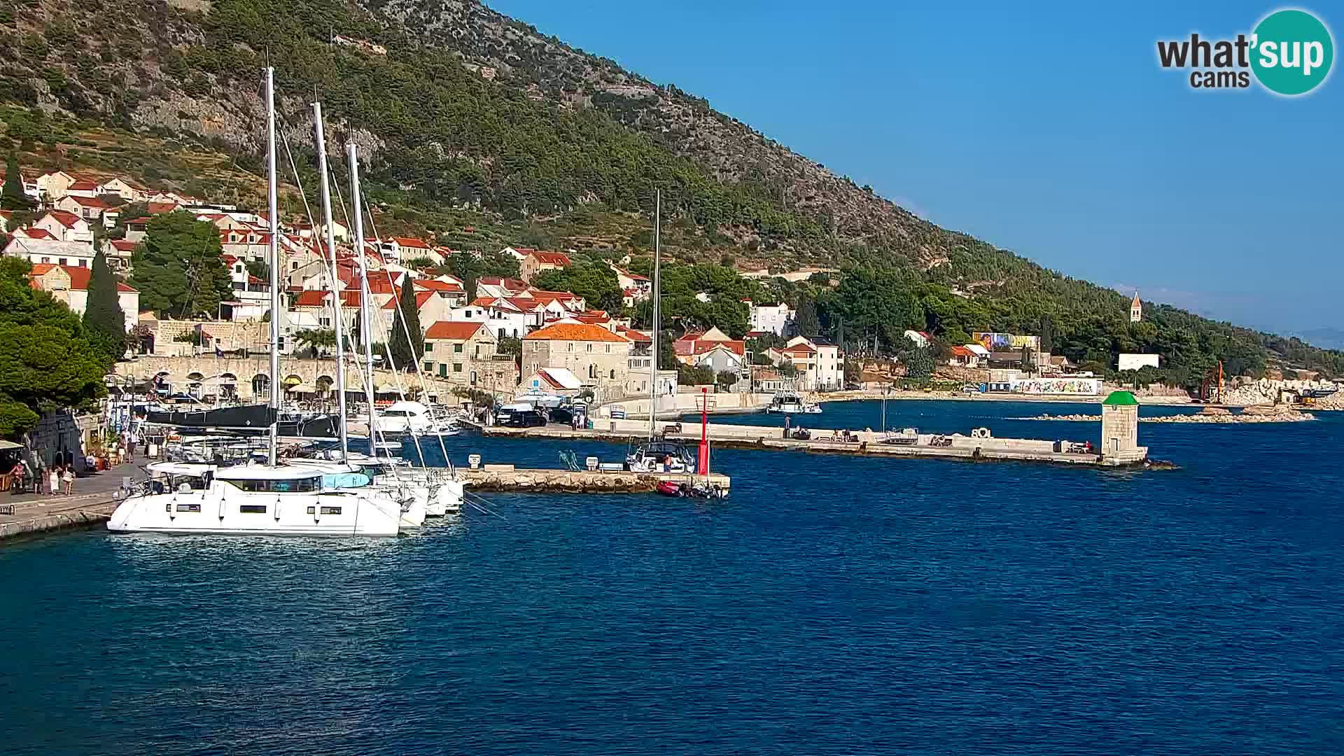 Web kamera Bol – Centar mjesta i marina | Pogled uživo