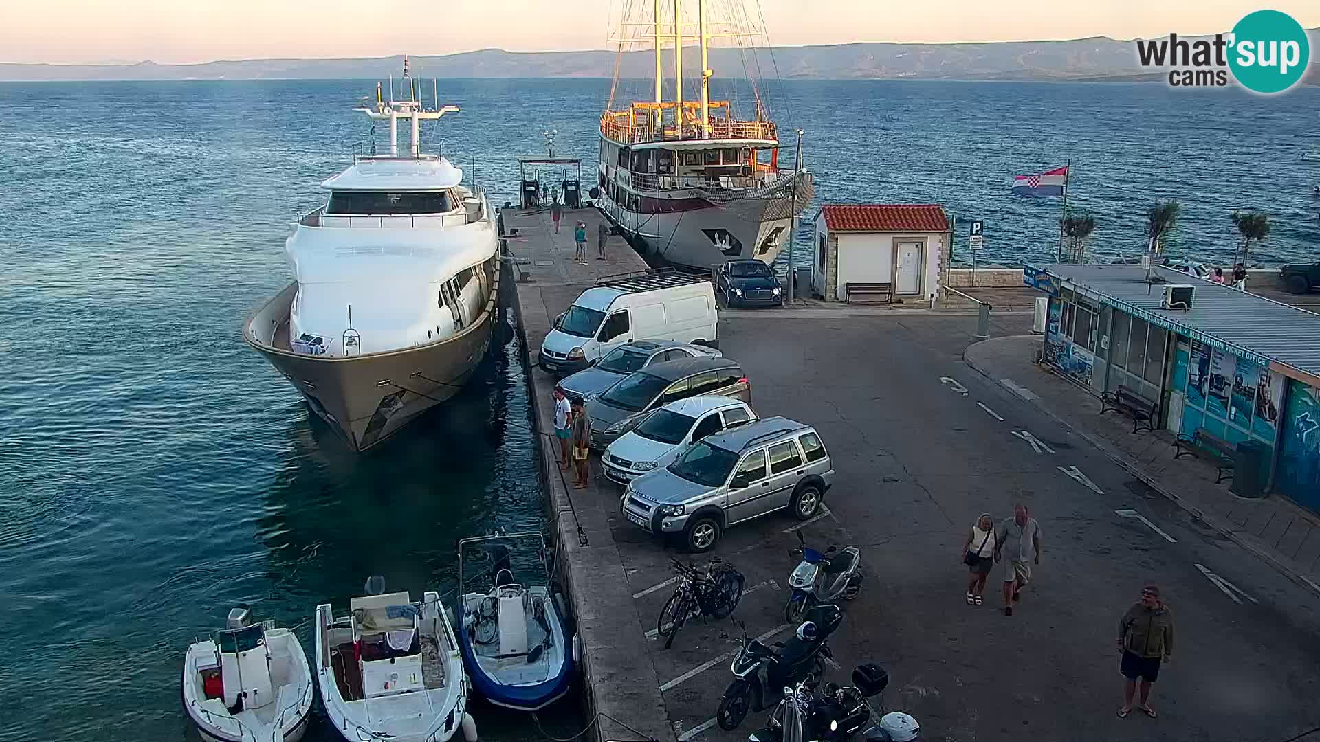Spletna kamera Bol – Center mesta in marina v živo