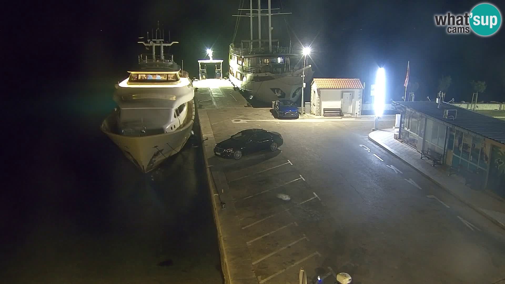 Spletna kamera Bol – Center mesta in marina v živo