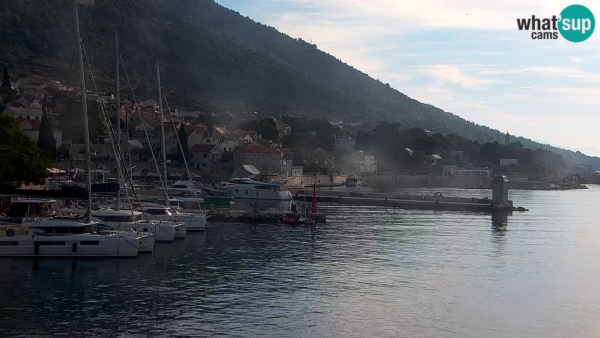 Spletna kamera Bol – Center mesta in marina v živo
