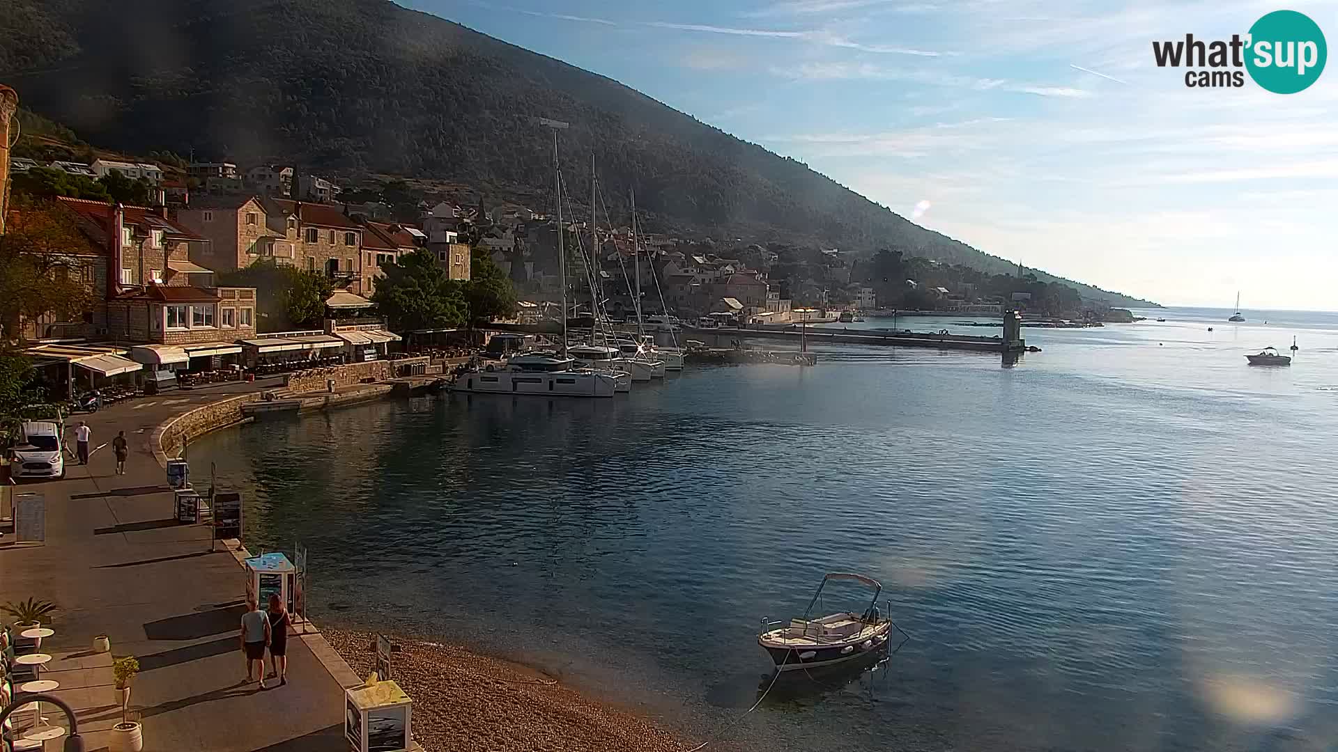 Web kamera Bol – Centar mjesta i marina | Pogled uživo