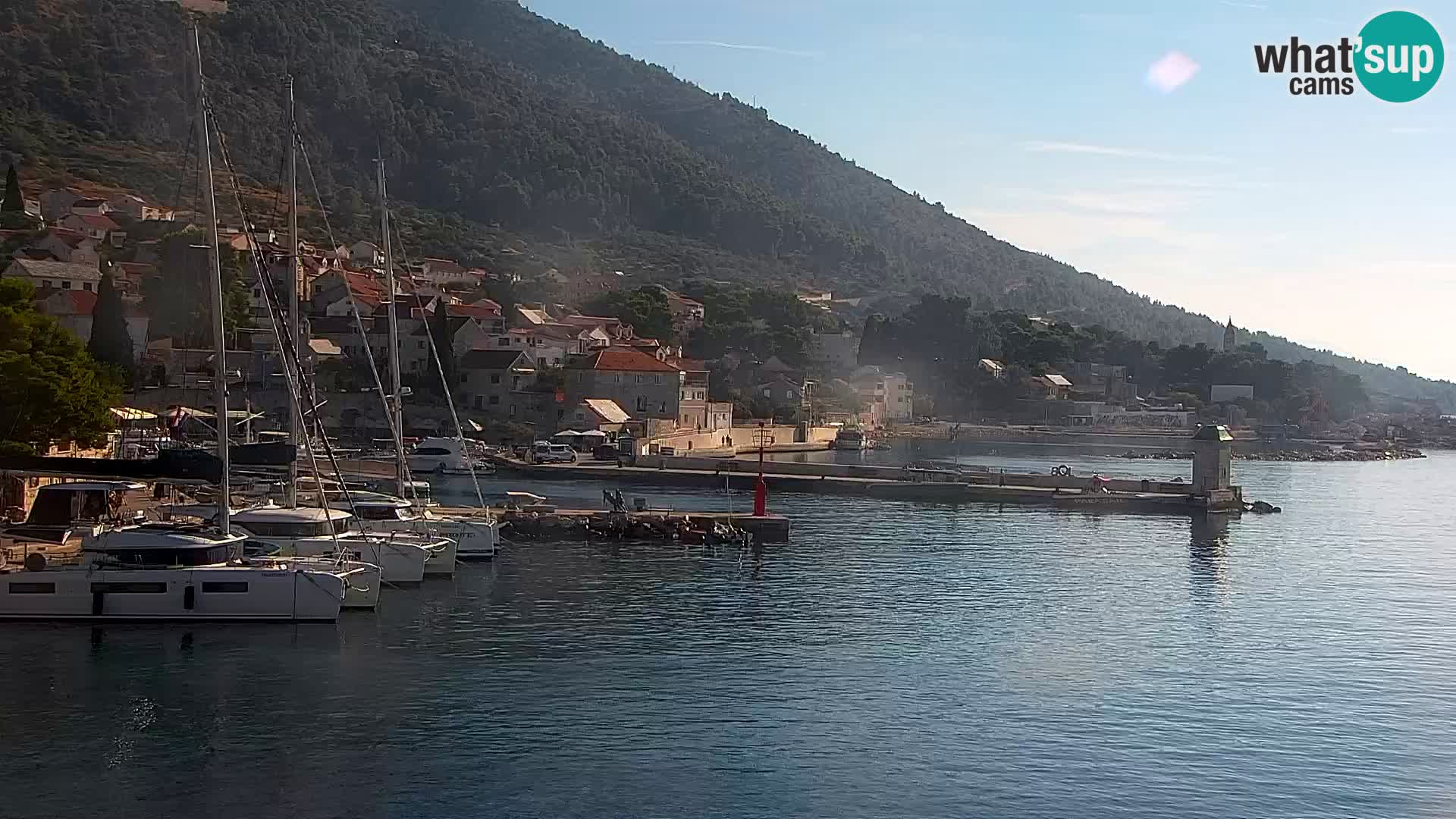 Web kamera Bol – Centar mjesta i marina | Pogled uživo