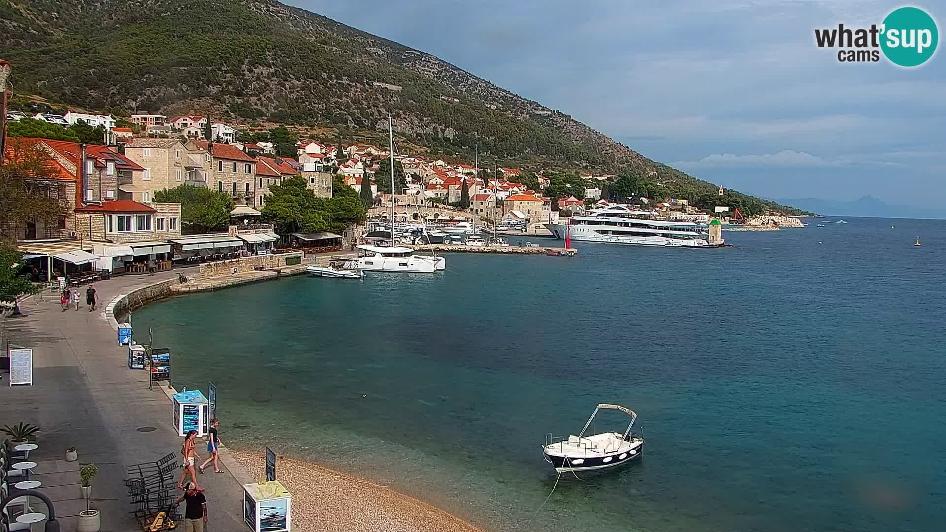 Spletna kamera Bol – Center mesta in marina v živo