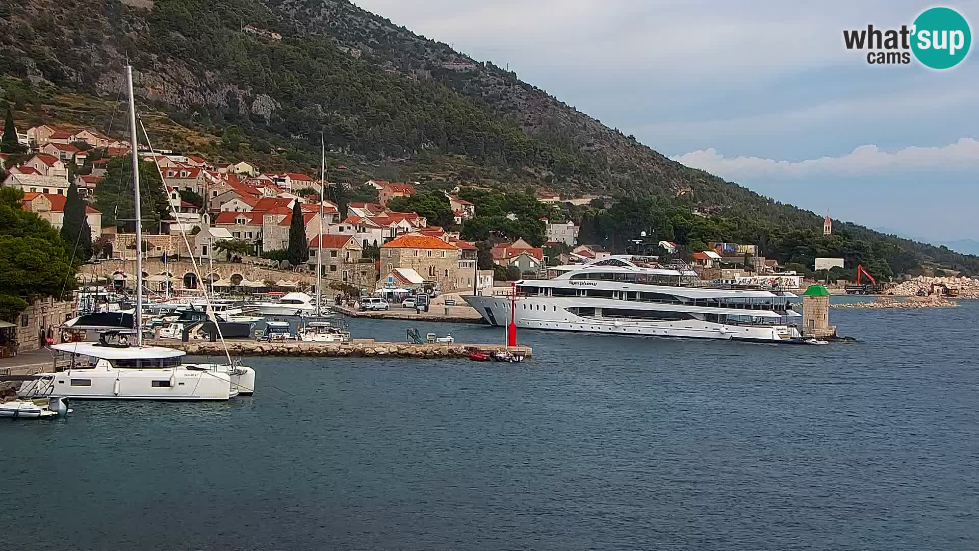 Web kamera Bol – Centar mjesta i marina | Pogled uživo