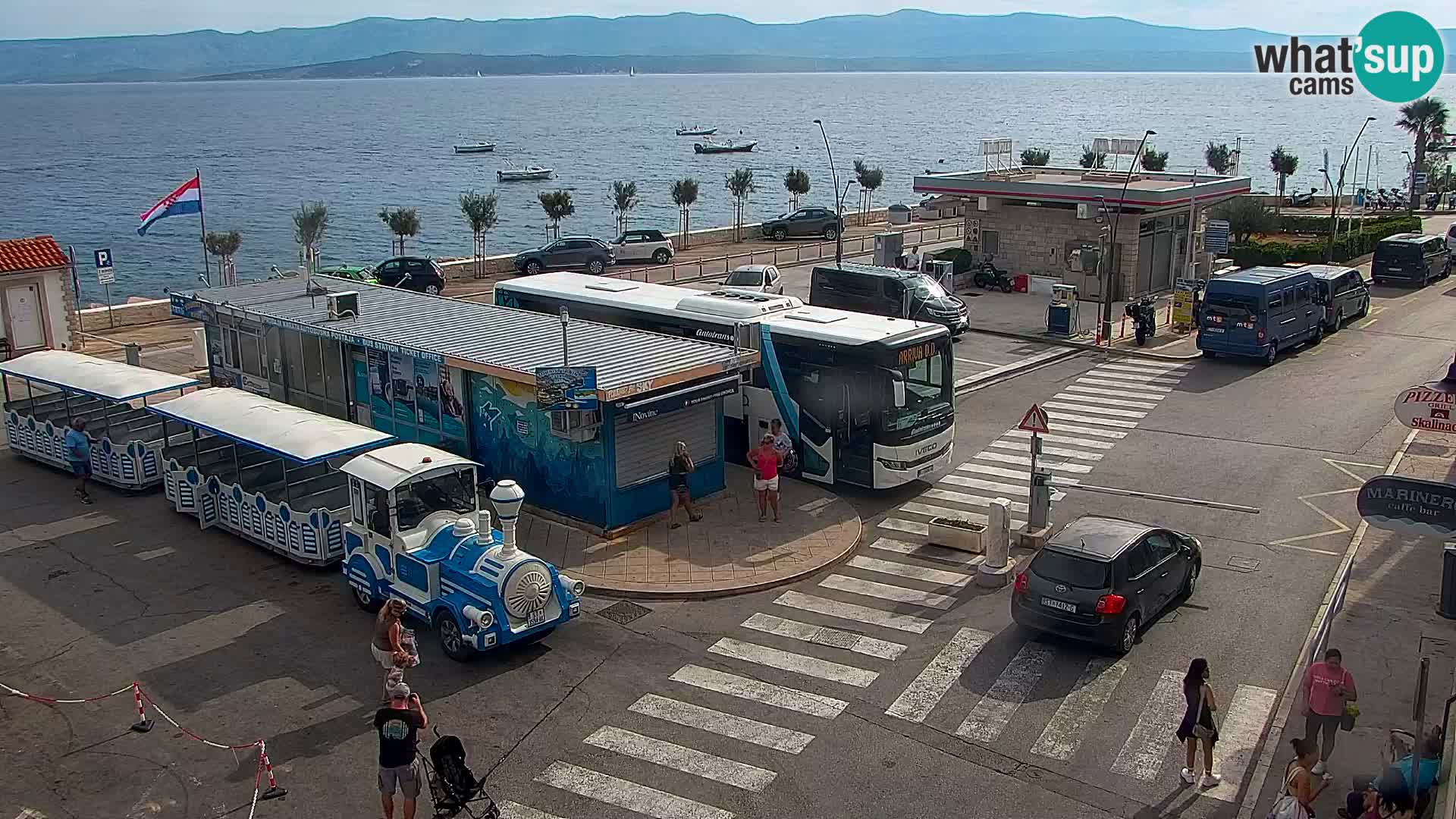 Spletna kamera Bol – Center mesta in marina v živo