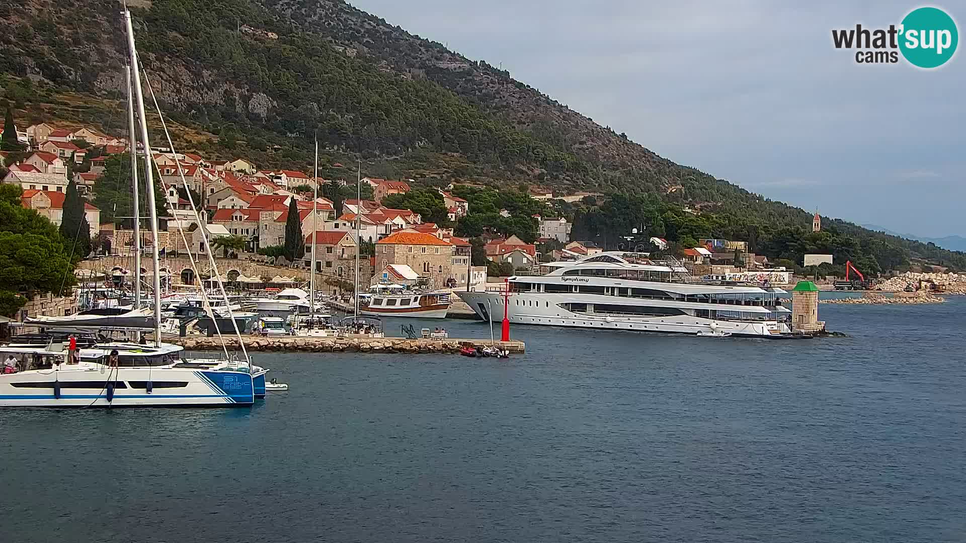 Spletna kamera Bol – Center mesta in marina v živo