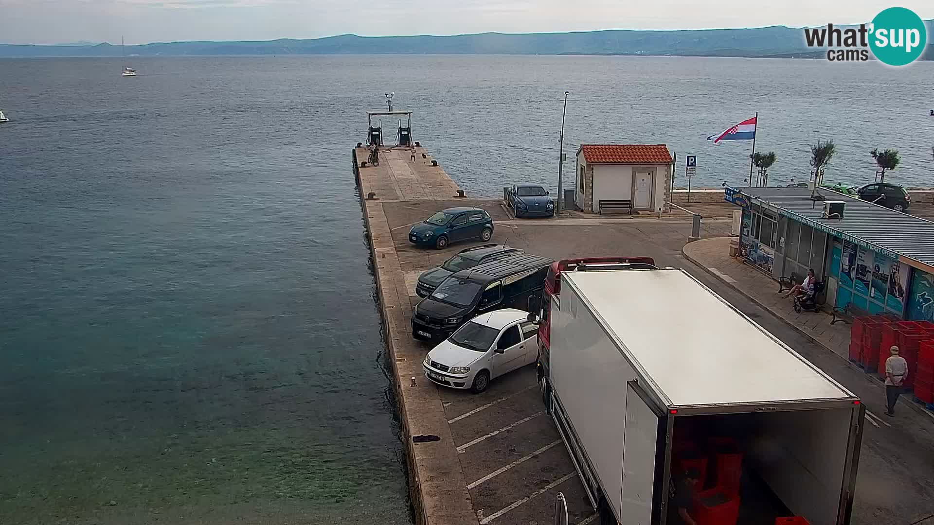 Spletna kamera Bol – Center mesta in marina v živo