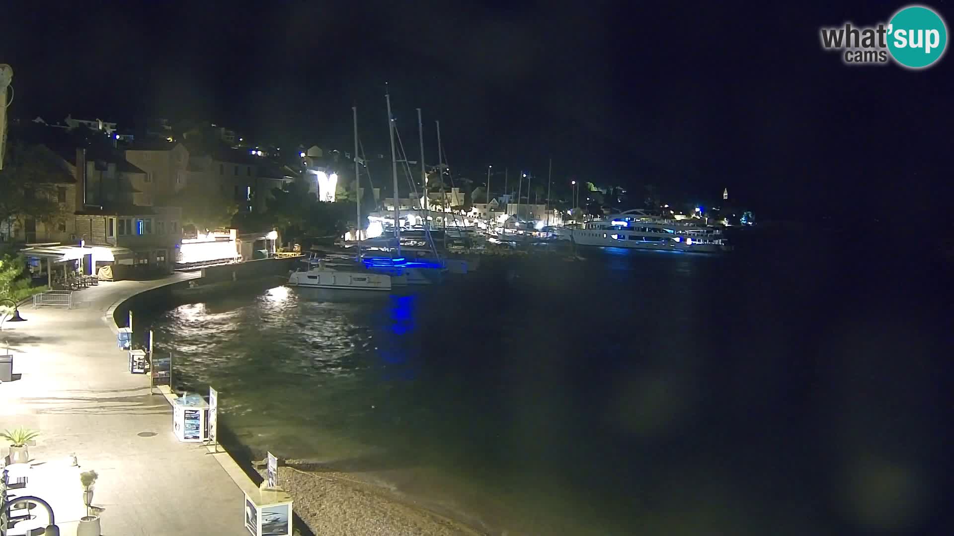 Spletna kamera Bol – Center mesta in marina v živo