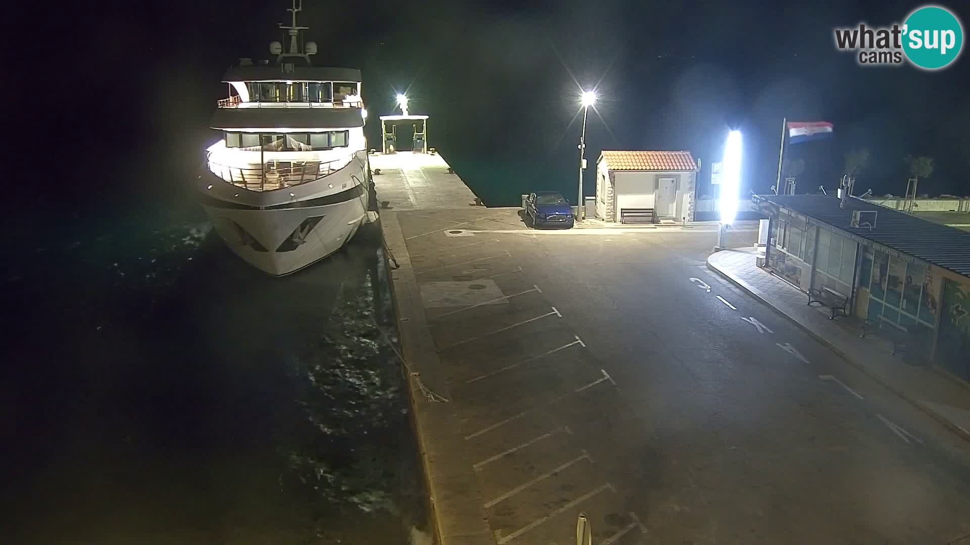 Spletna kamera Bol – Center mesta in marina v živo