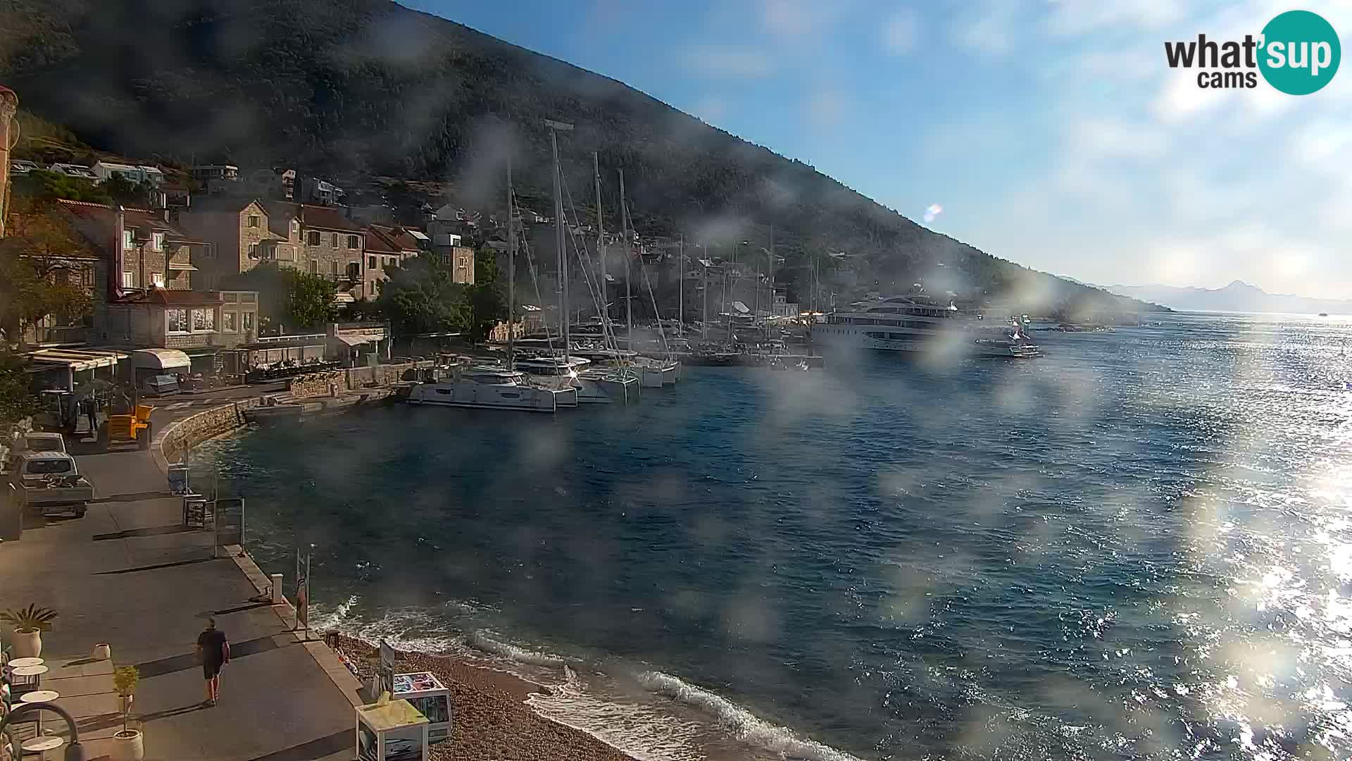 Web kamera Bol – Centar mjesta i marina | Pogled uživo