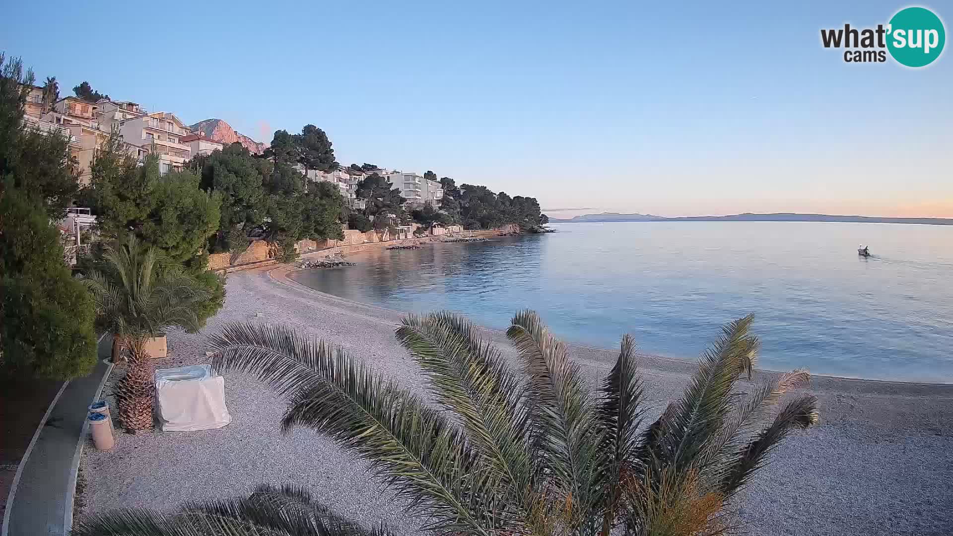 Web kamera Plaža Lučica Brela – Pogled uživo na jadransku obalu