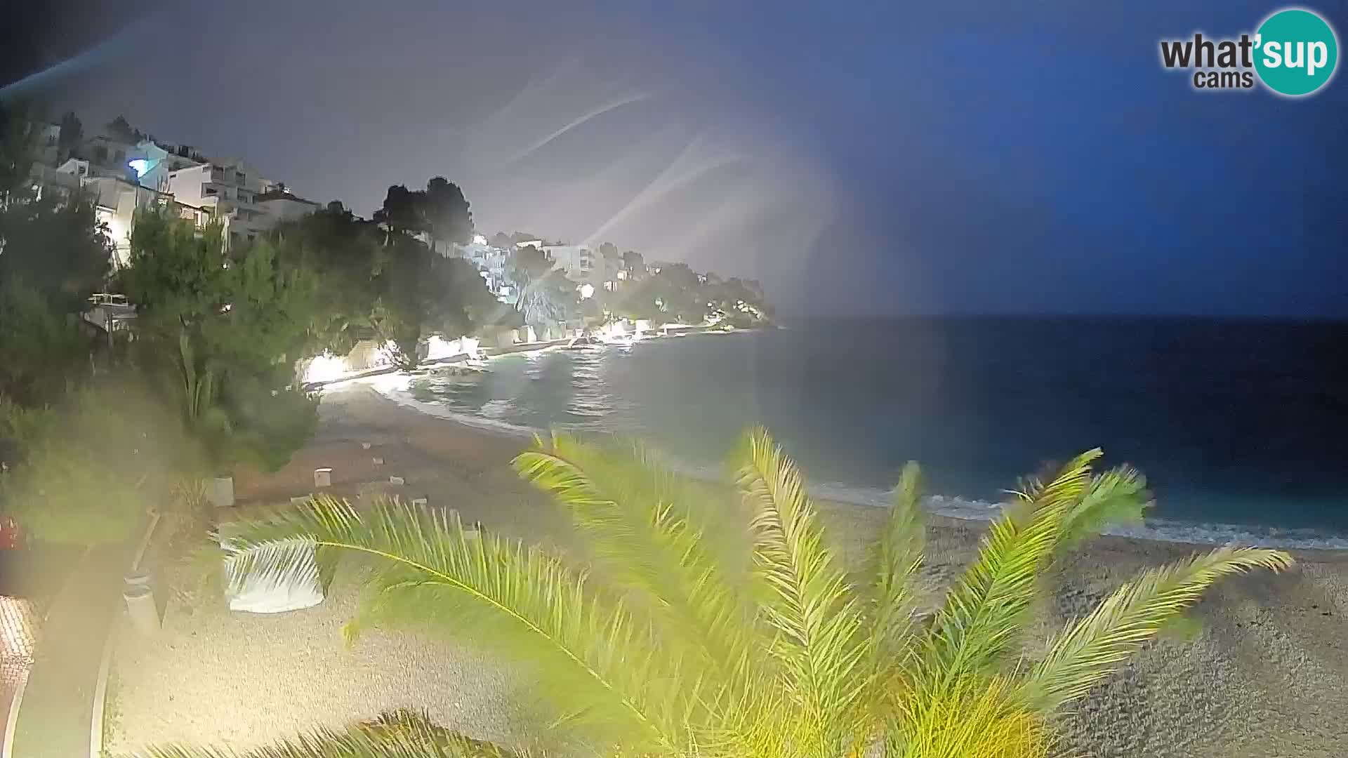 Spletna kamera Plaža Lučica Brela – Pogled v živo na Jadransko obalo