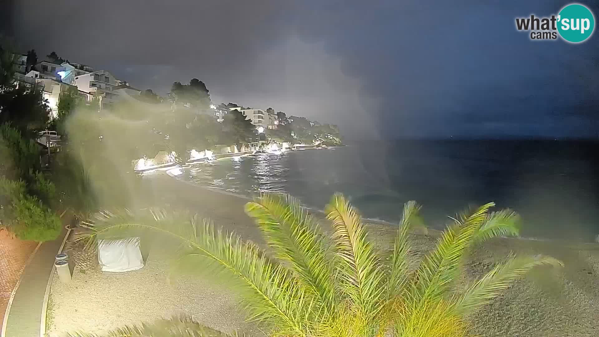 Web kamera Plaža Lučica Brela – Pogled uživo na jadransku obalu