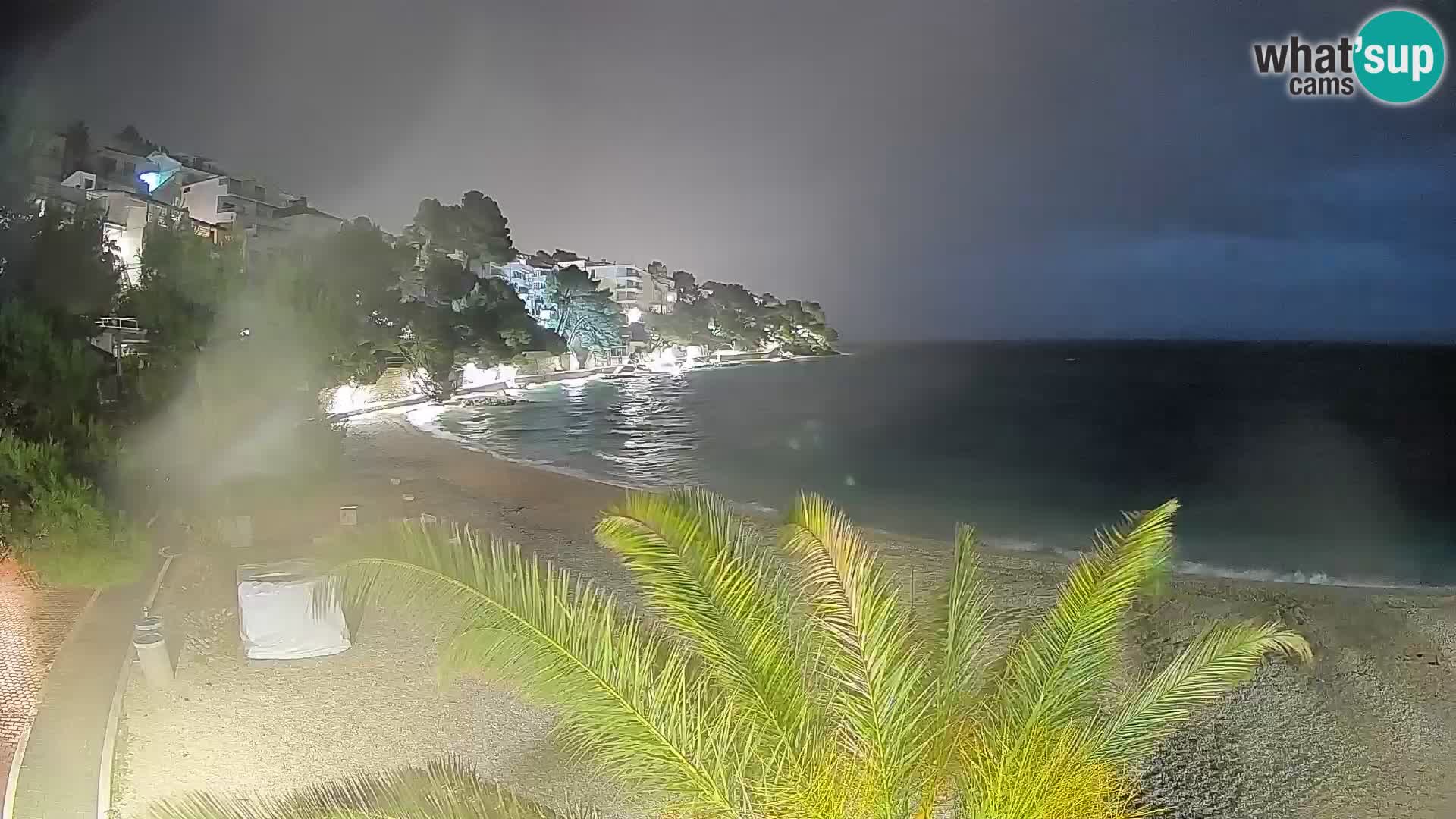 Web kamera Plaža Lučica Brela – Pogled uživo na jadransku obalu