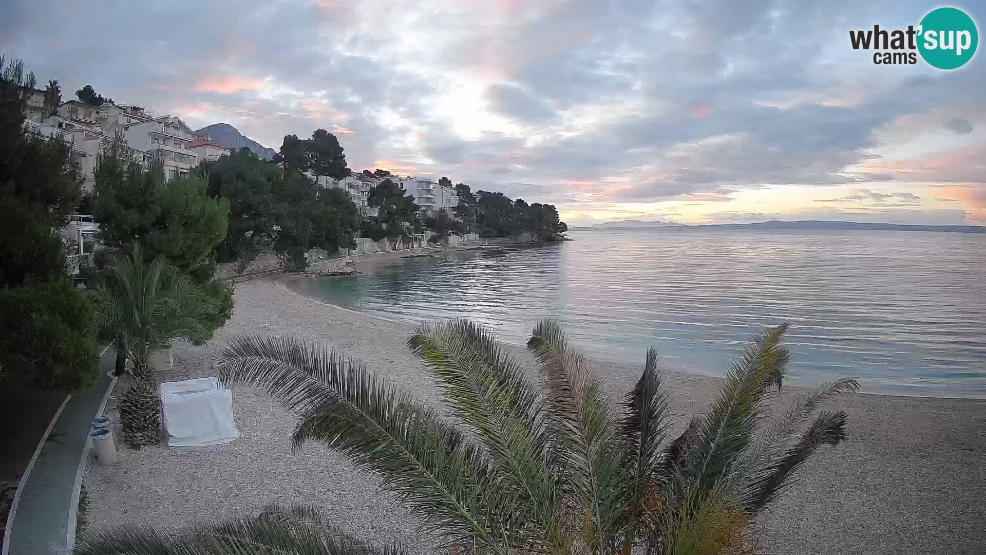 Web kamera Plaža Lučica Brela – Pogled uživo na jadransku obalu