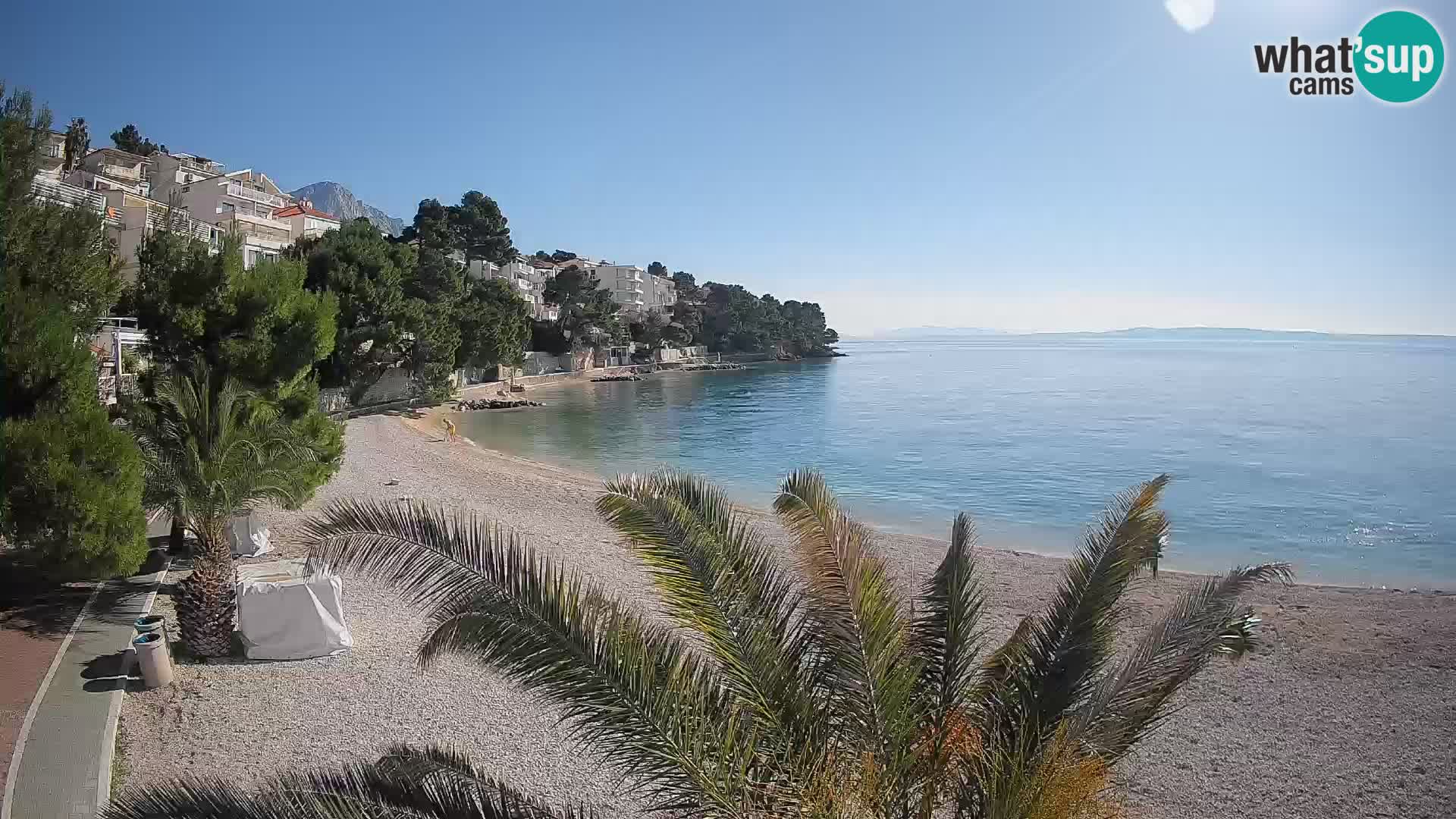 Web kamera Plaža Lučica Brela – Pogled uživo na jadransku obalu