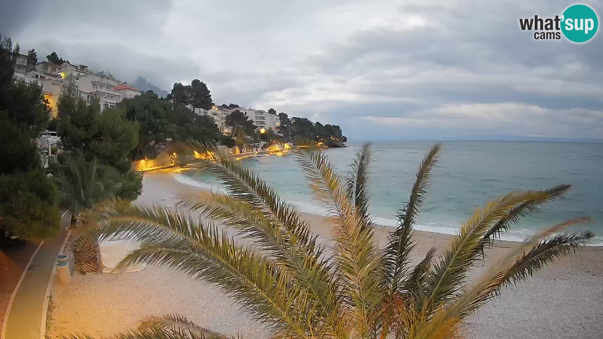 Web kamera Plaža Lučica Brela – Pogled uživo na jadransku obalu