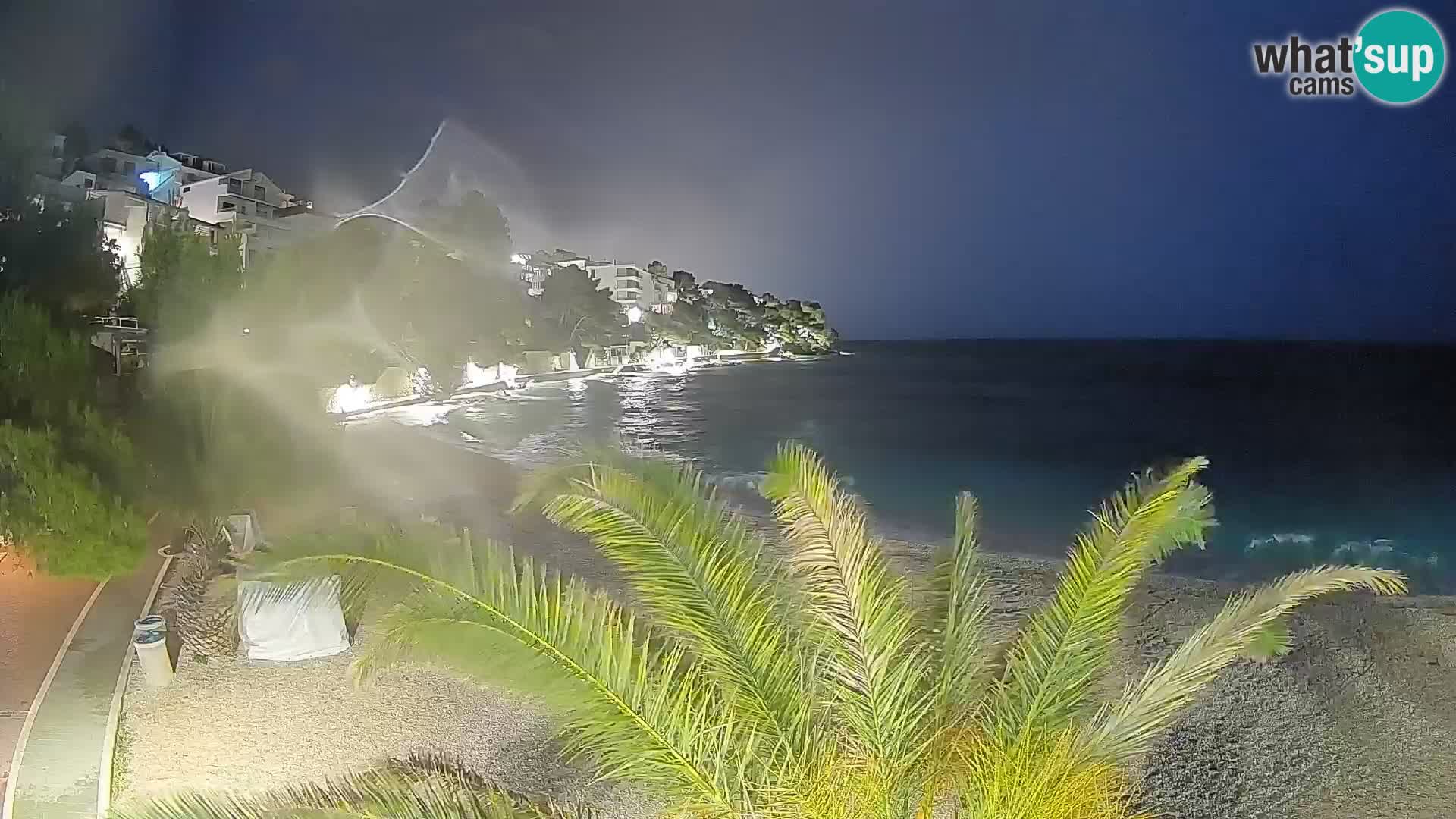 Web kamera Plaža Lučica Brela – Pogled uživo na jadransku obalu