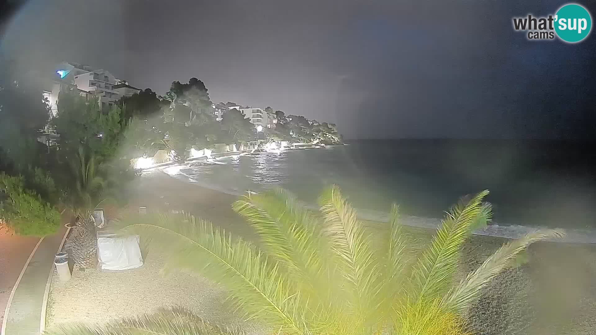 Spletna kamera Plaža Lučica Brela – Pogled v živo na Jadransko obalo