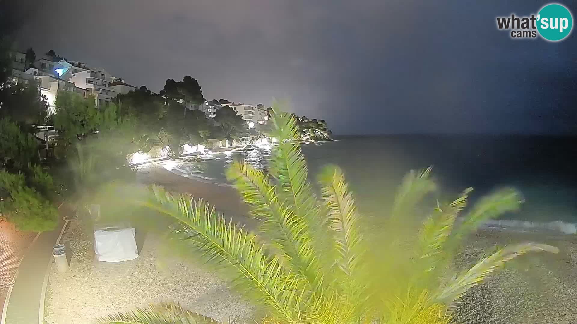 Web kamera Plaža Lučica Brela – Pogled uživo na jadransku obalu