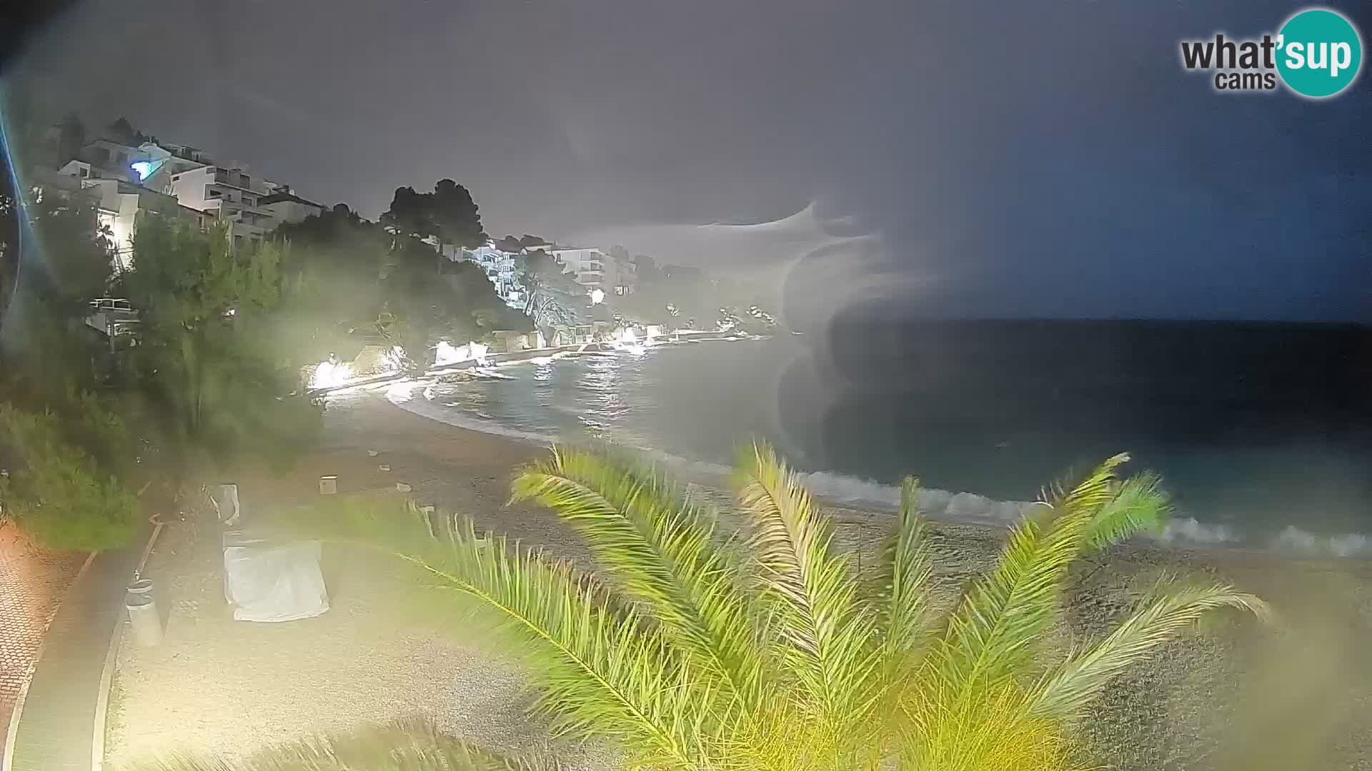 Spletna kamera Plaža Lučica Brela – Pogled v živo na Jadransko obalo