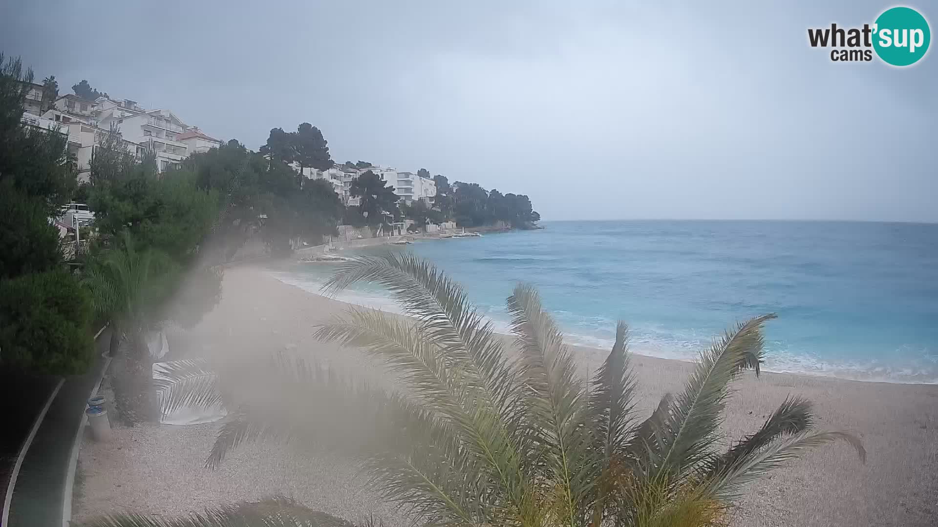 Web kamera Plaža Lučica Brela – Pogled uživo na jadransku obalu