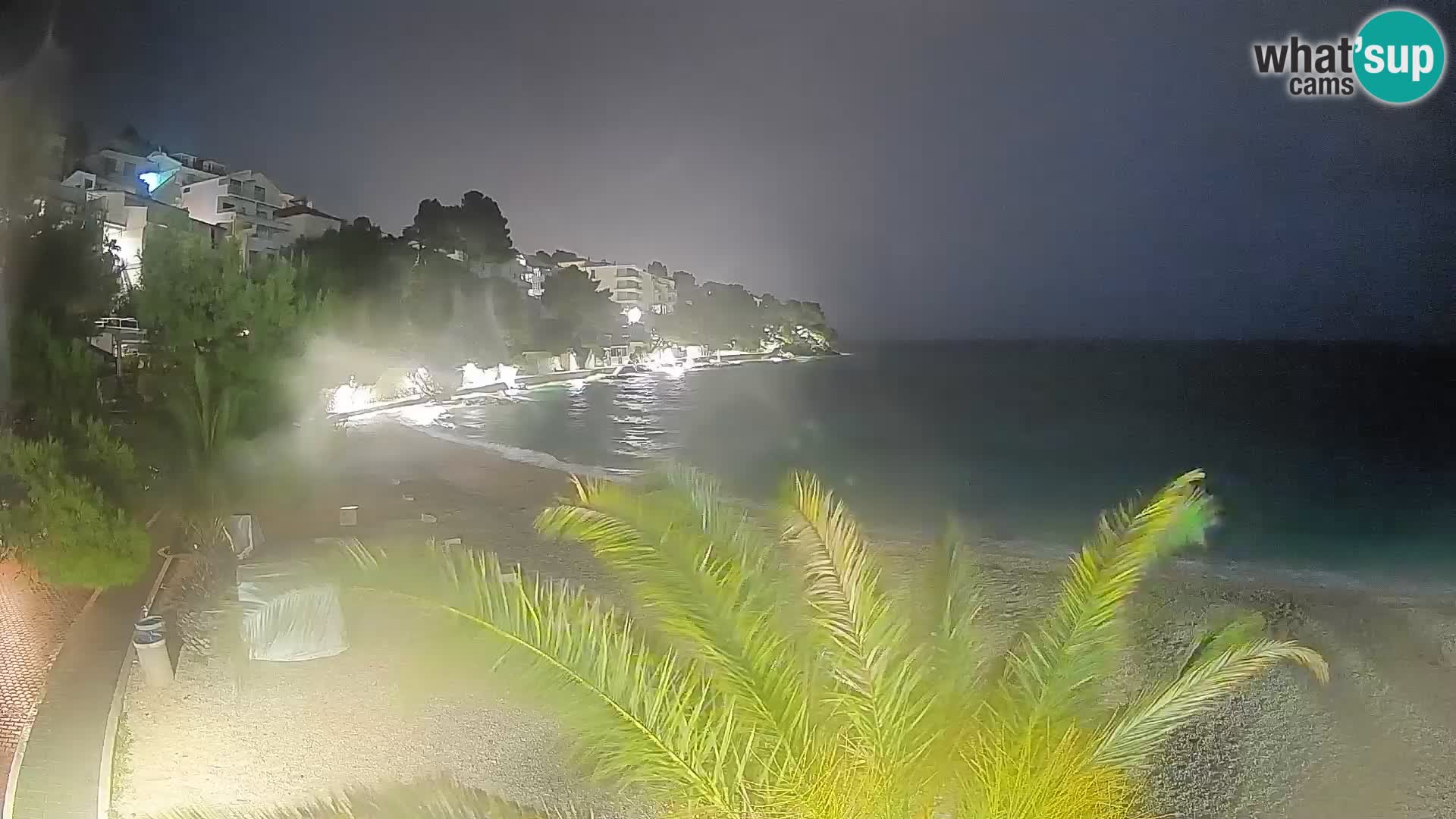 Spletna kamera Plaža Lučica Brela – Pogled v živo na Jadransko obalo