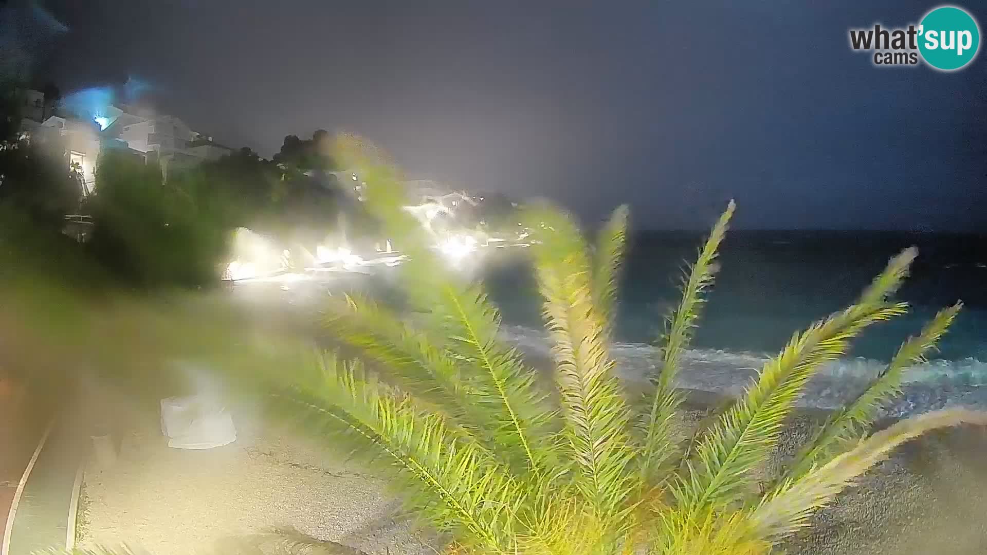 Web kamera Plaža Lučica Brela – Pogled uživo na jadransku obalu