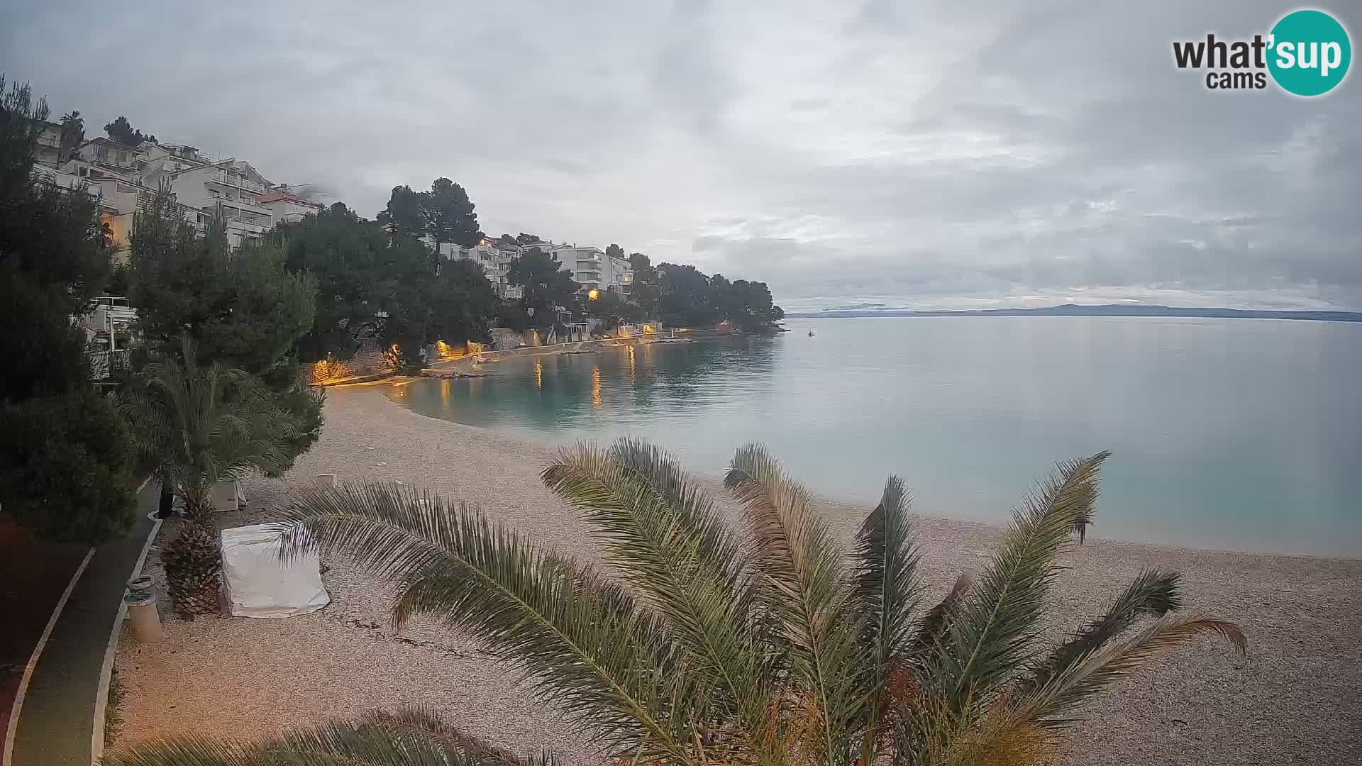 Web kamera Plaža Lučica Brela – Pogled uživo na jadransku obalu