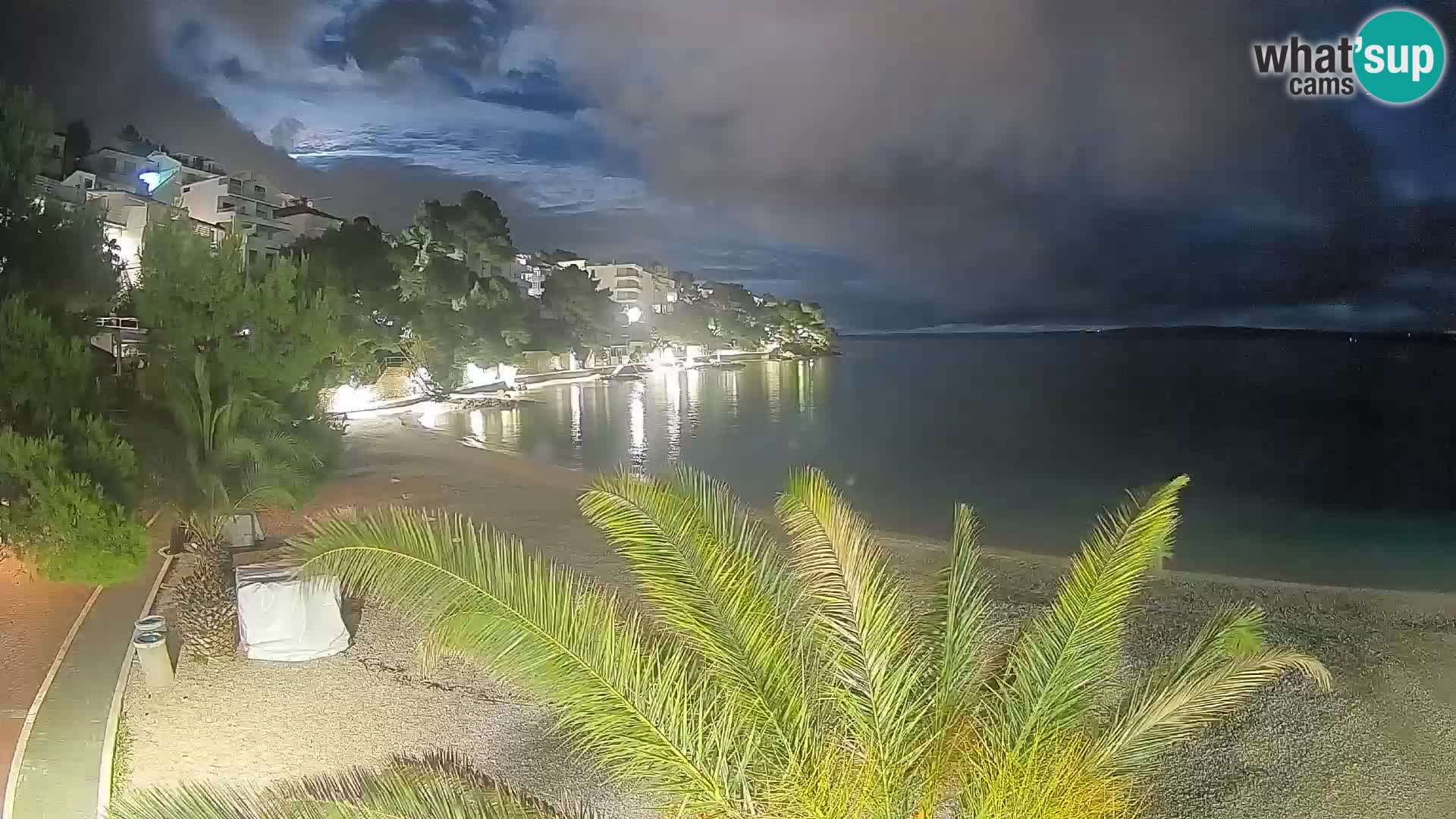 Web kamera Plaža Lučica Brela – Pogled uživo na jadransku obalu