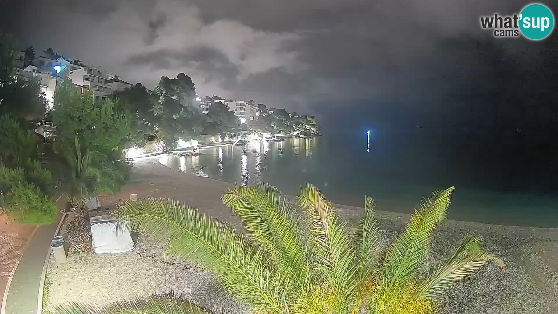 Web kamera Plaža Lučica Brela – Pogled uživo na jadransku obalu