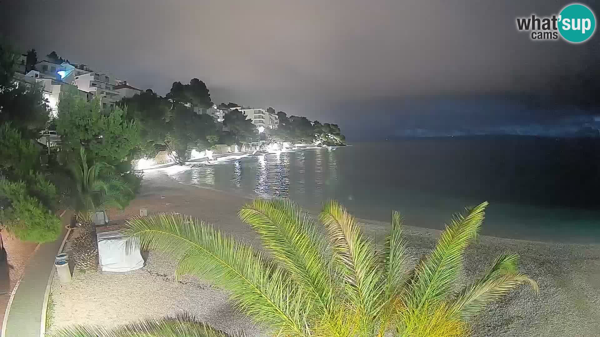 Web kamera Plaža Lučica Brela – Pogled uživo na jadransku obalu