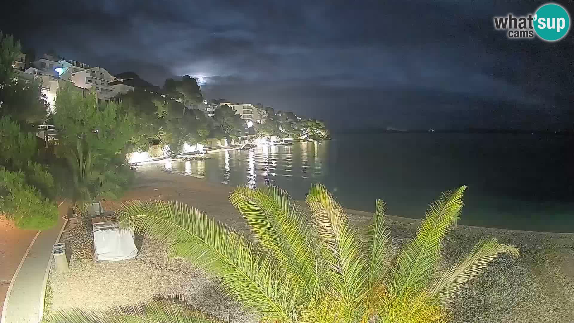 Web kamera Plaža Lučica Brela – Pogled uživo na jadransku obalu