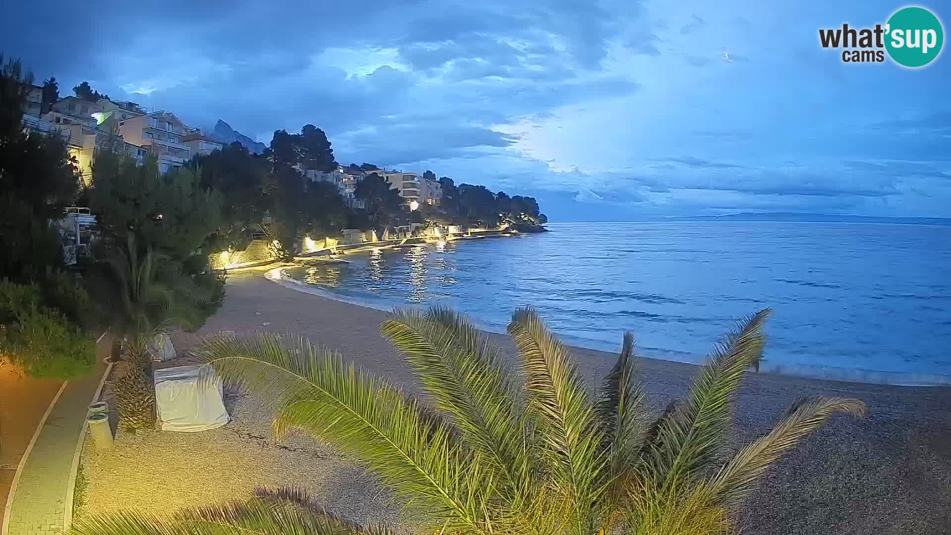 Spletna kamera Plaža Lučica Brela – Pogled v živo na Jadransko obalo