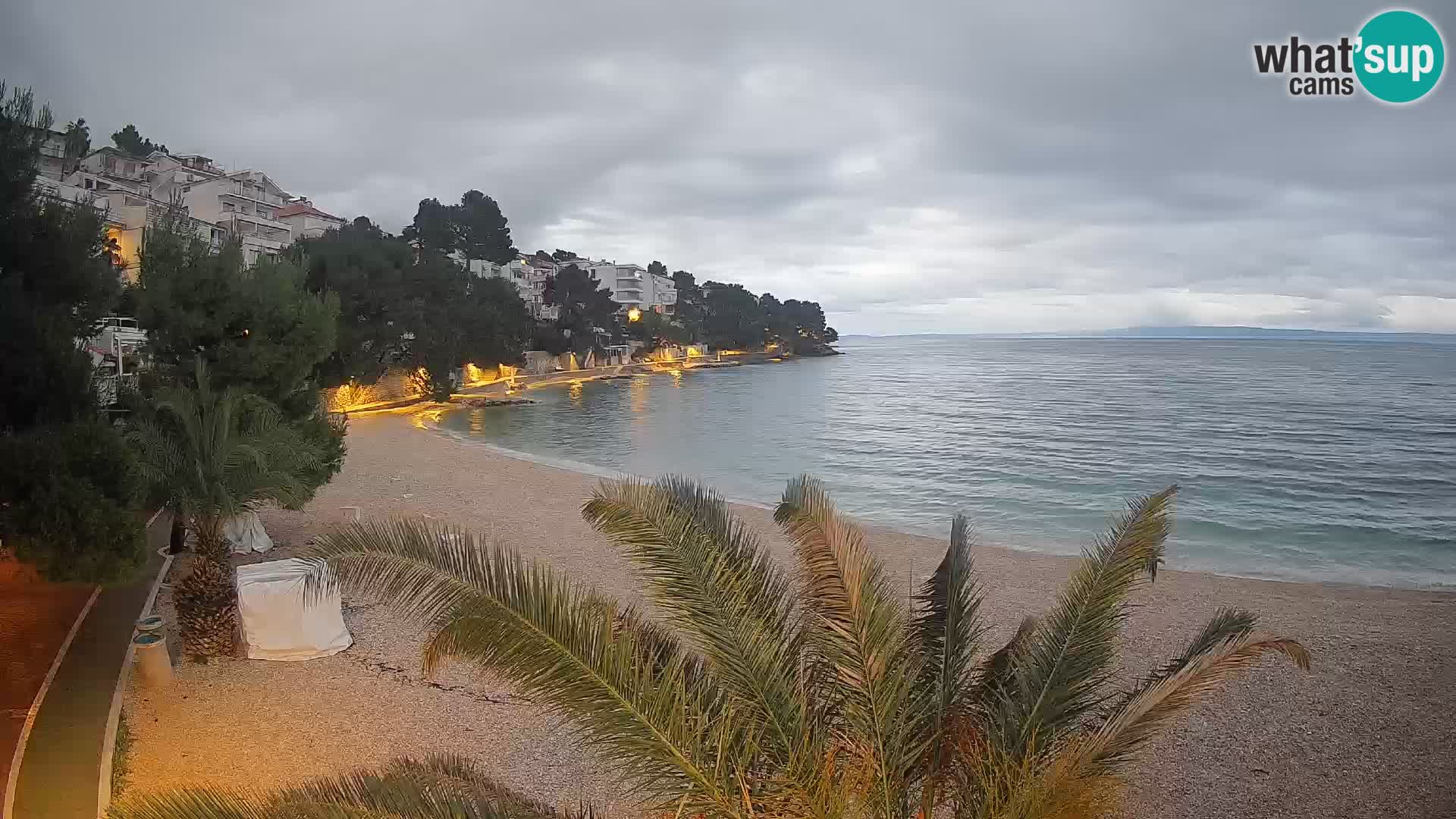Spletna kamera Plaža Lučica Brela – Pogled v živo na Jadransko obalo