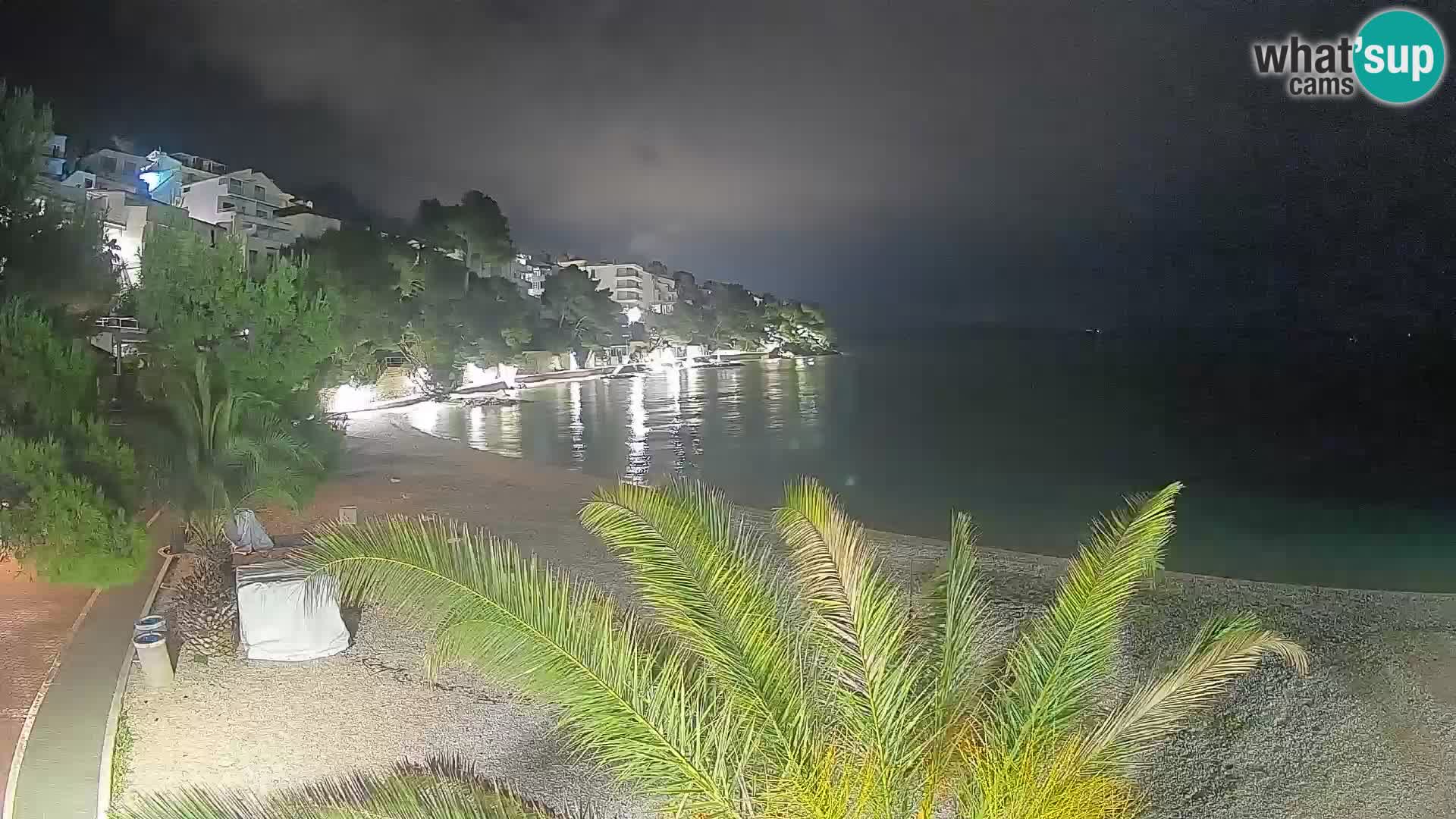 Web kamera Plaža Lučica Brela – Pogled uživo na jadransku obalu