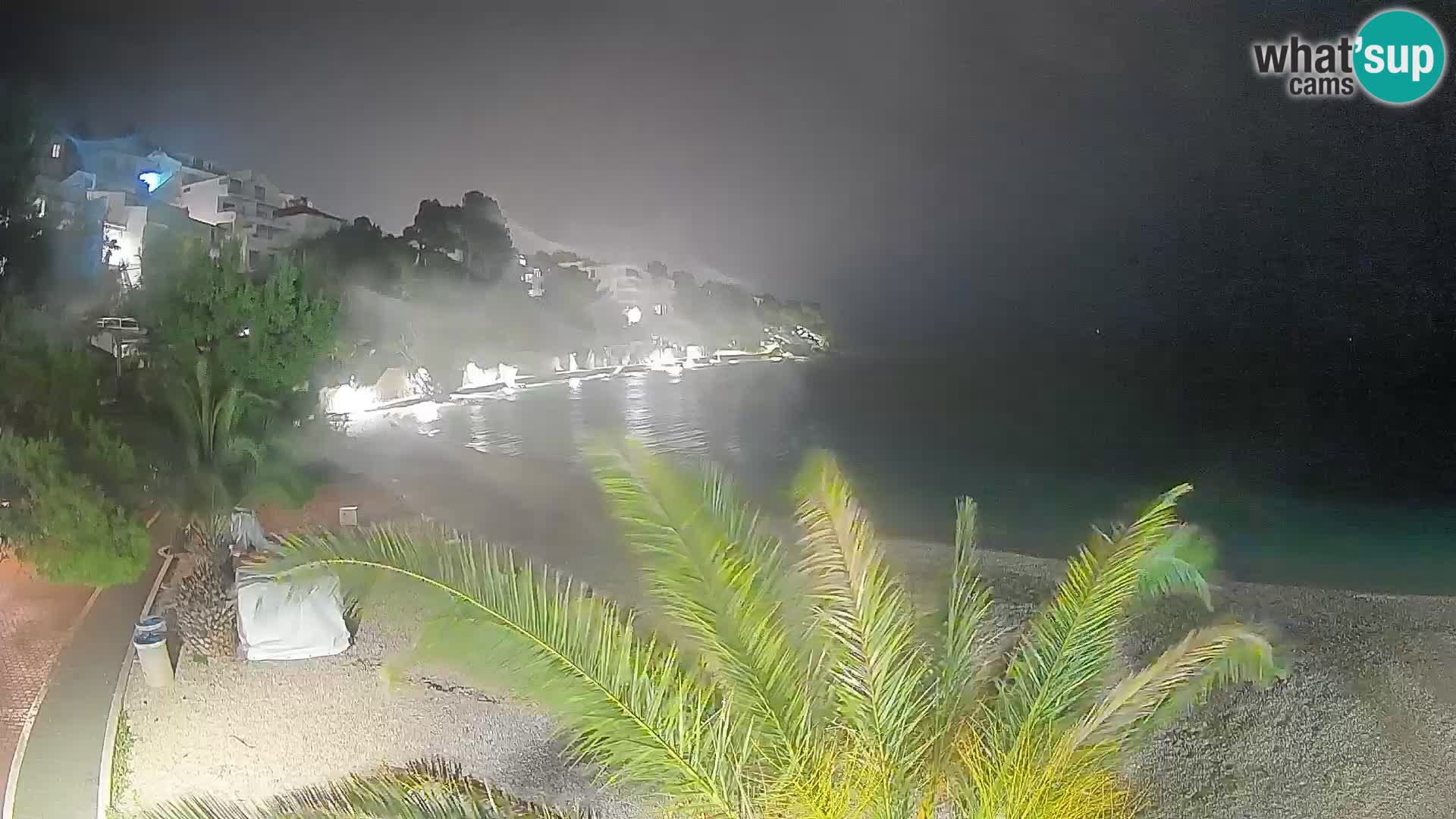 Web kamera Plaža Lučica Brela – Pogled uživo na jadransku obalu