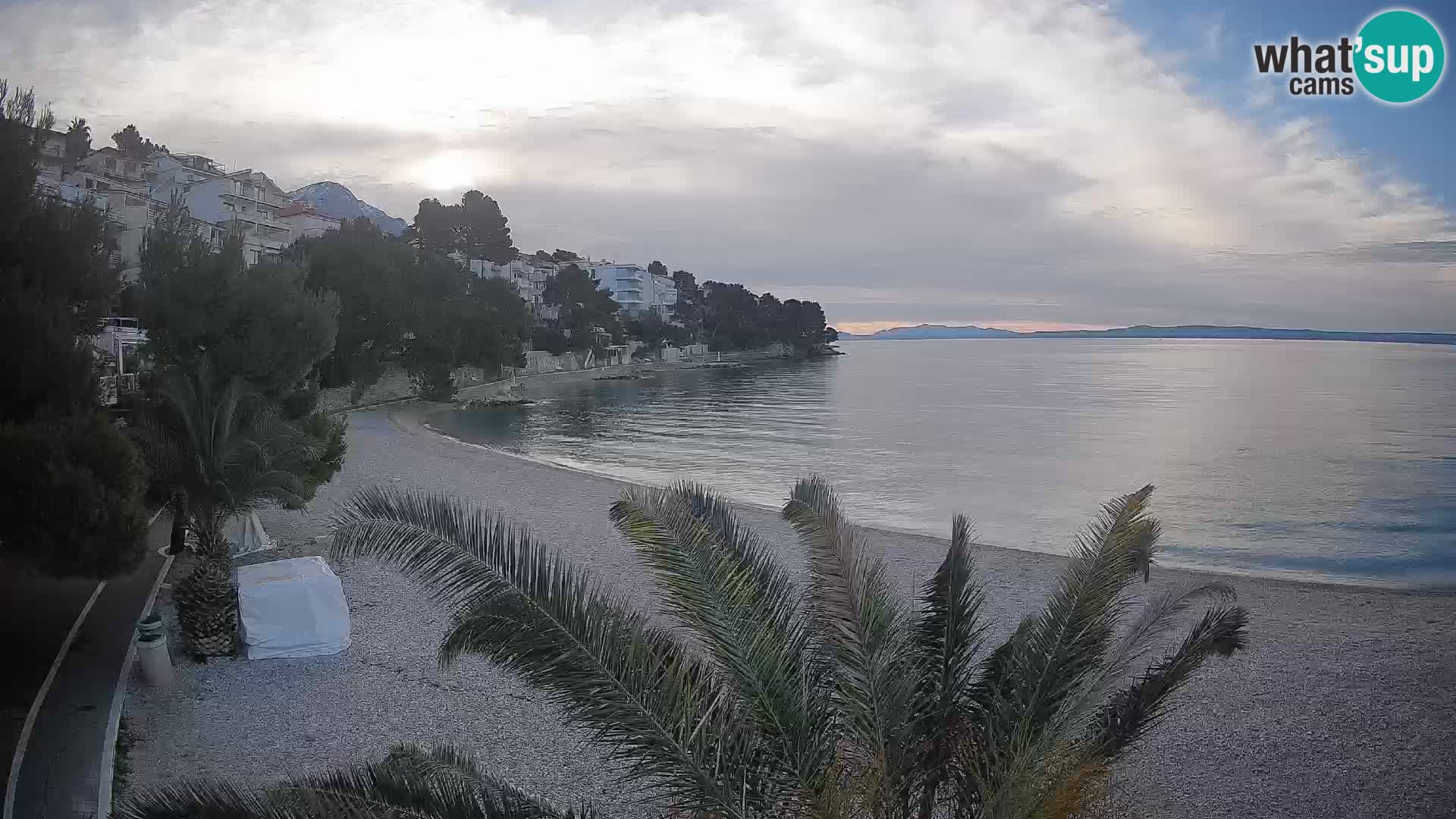 Web kamera Plaža Lučica Brela – Pogled uživo na jadransku obalu