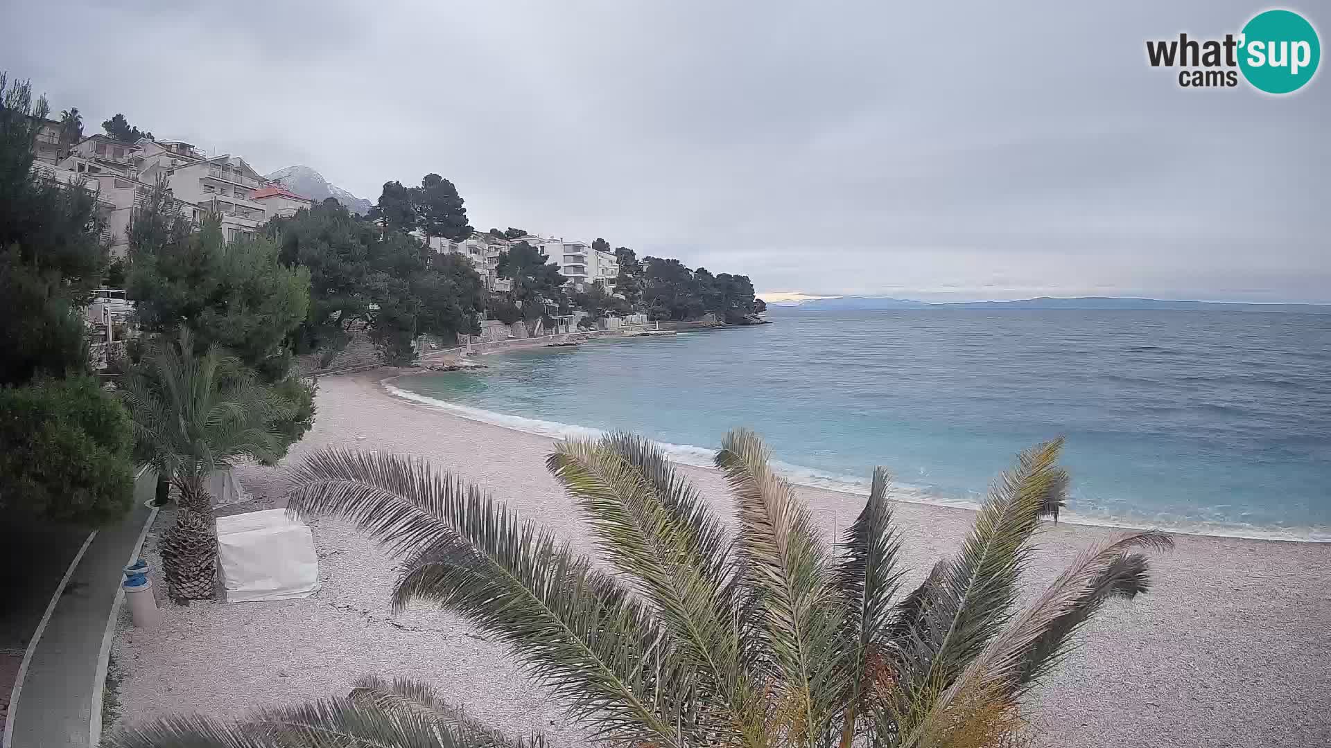 Web kamera Plaža Lučica Brela – Pogled uživo na jadransku obalu