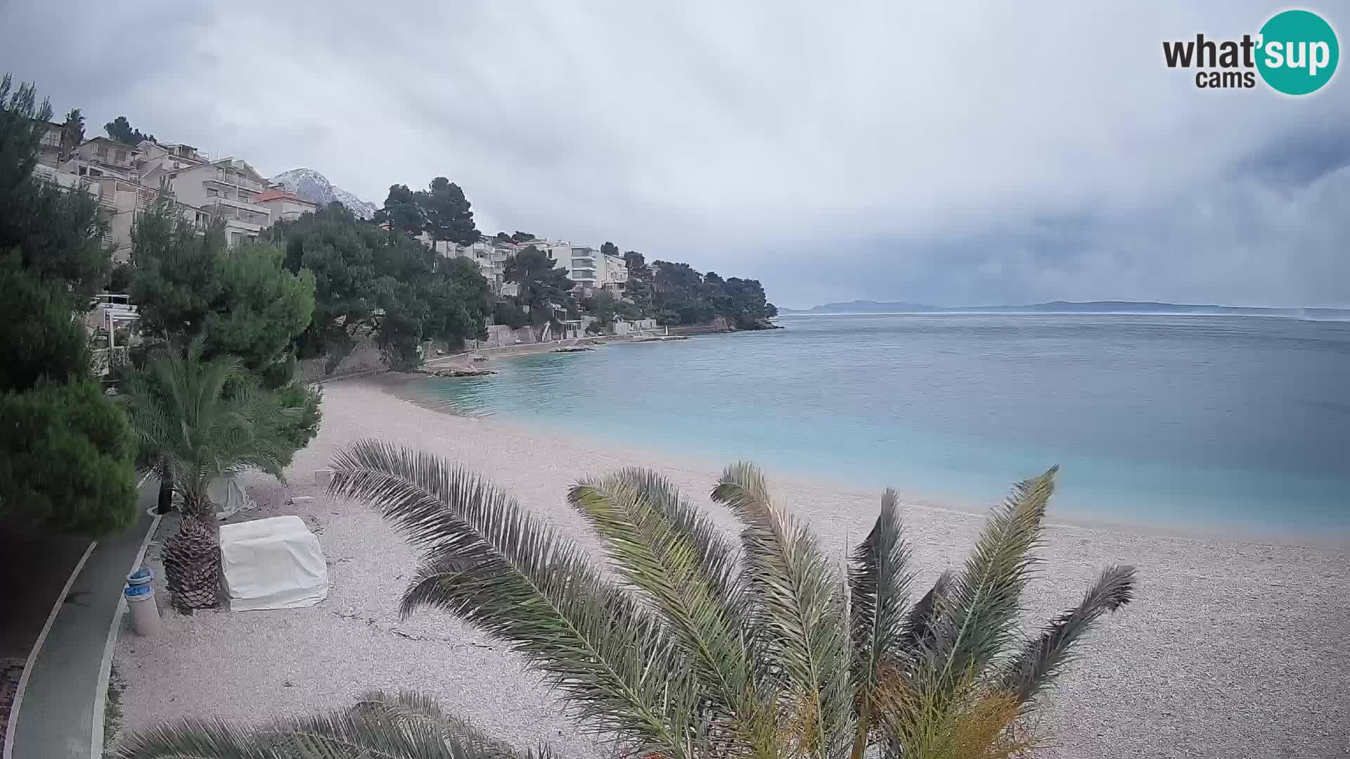 Web kamera Plaža Lučica Brela – Pogled uživo na jadransku obalu