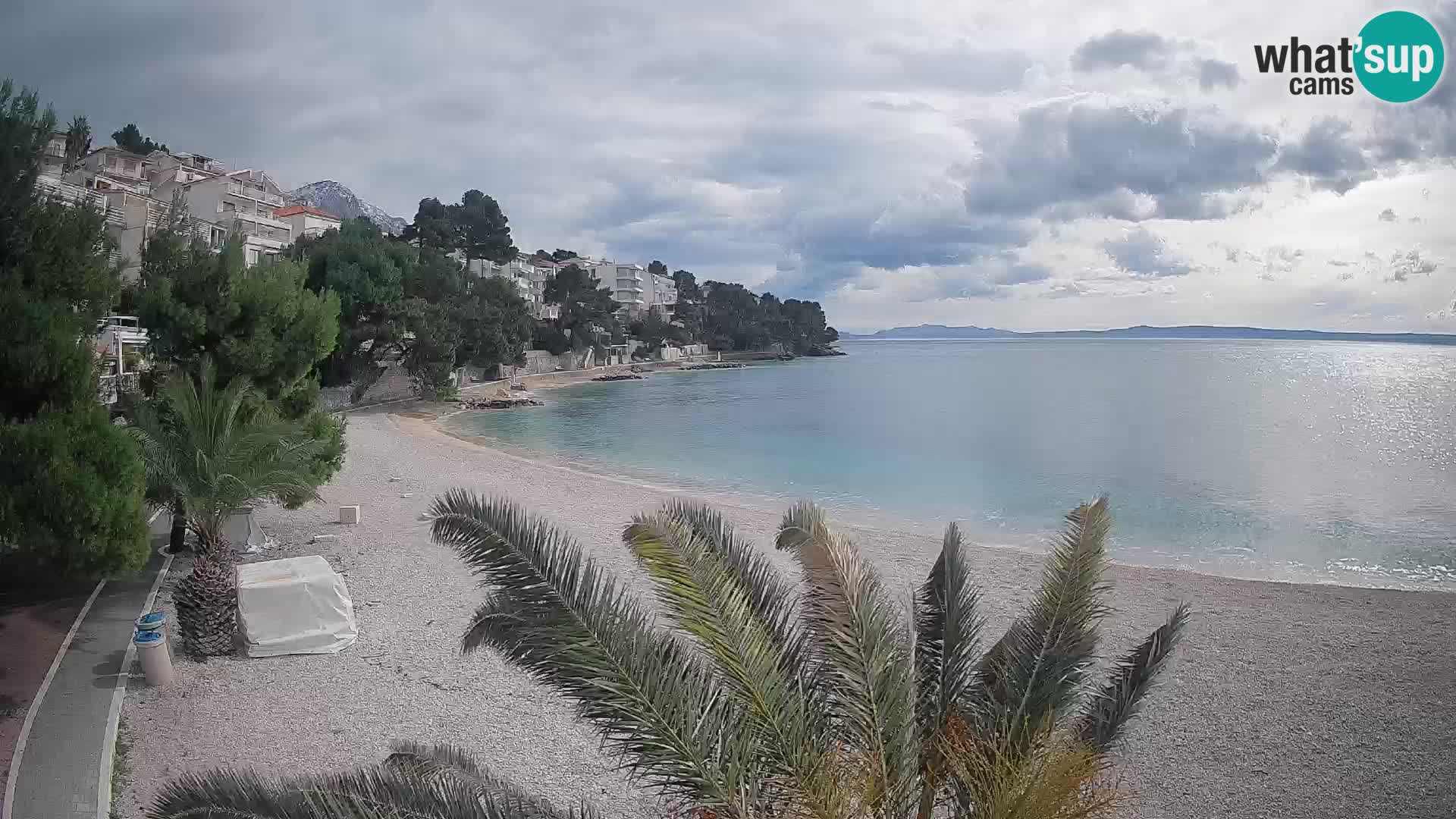 Spletna kamera Plaža Lučica Brela – Pogled v živo na Jadransko obalo
