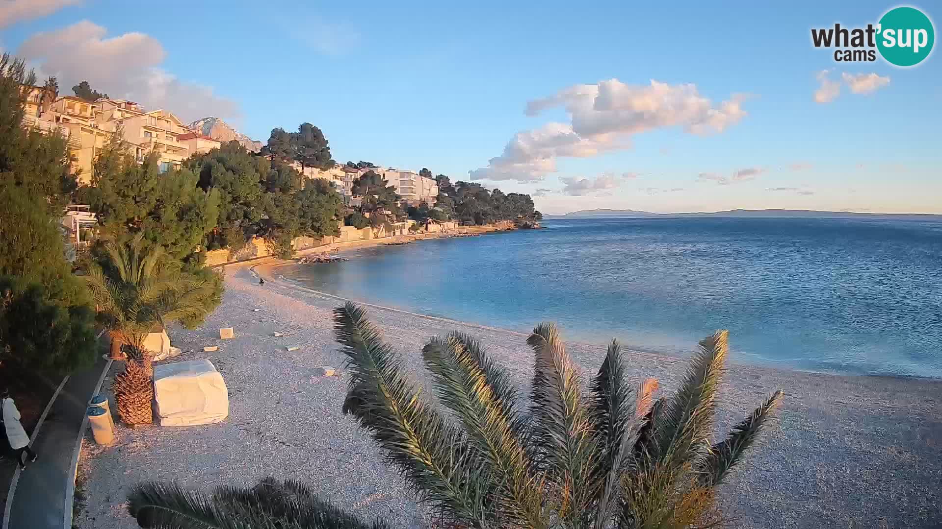 Web kamera Plaža Lučica Brela – Pogled uživo na jadransku obalu