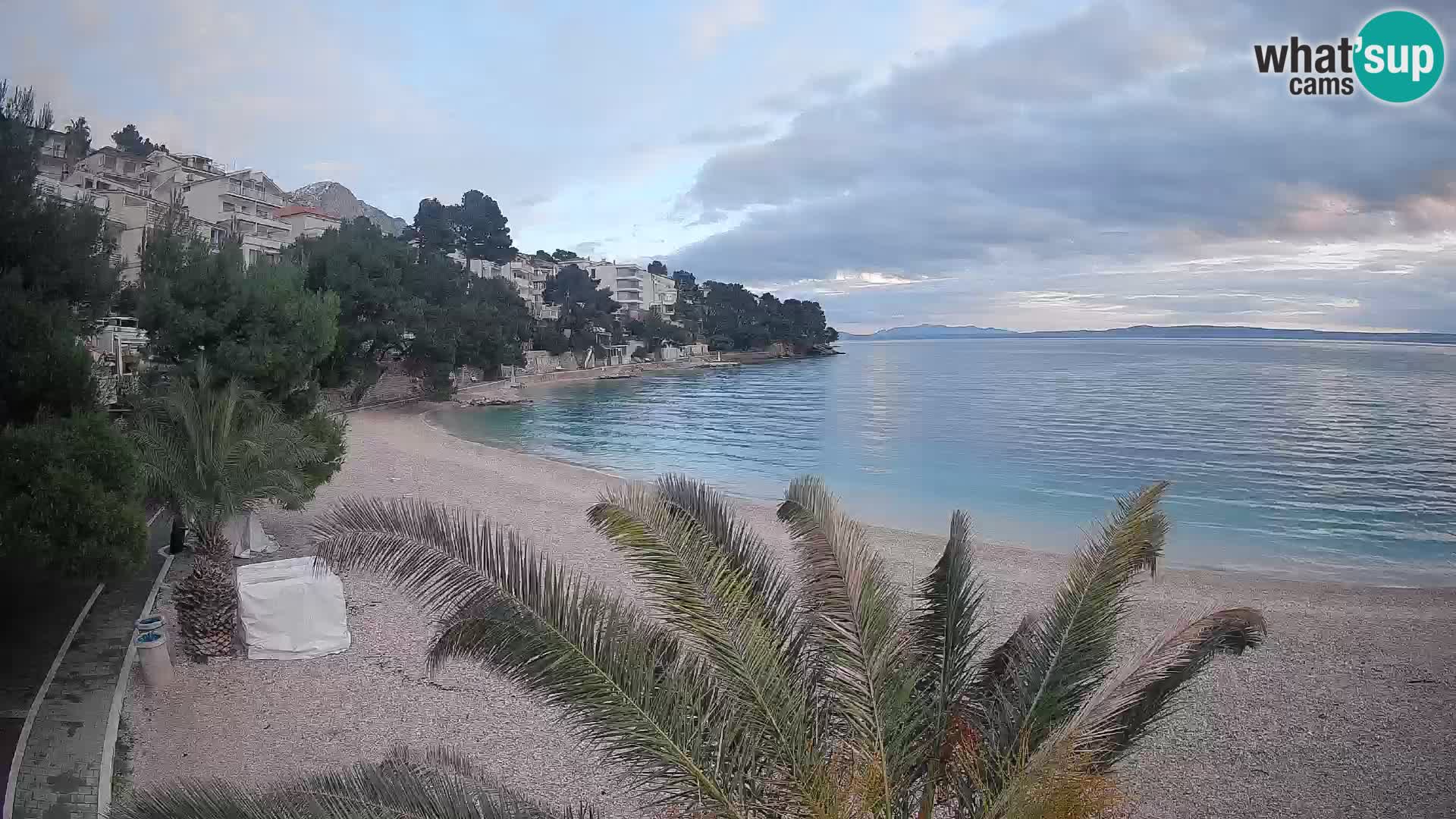 Web kamera Plaža Lučica Brela – Pogled uživo na jadransku obalu